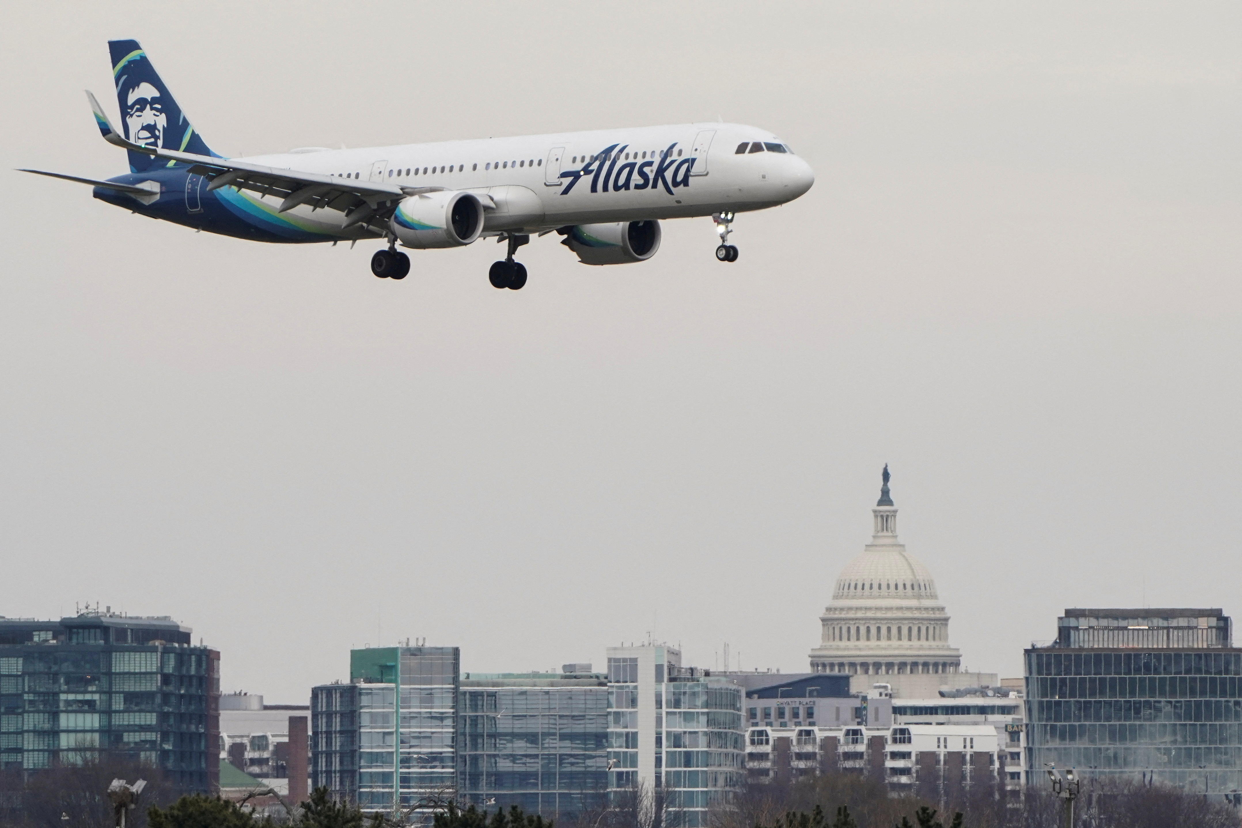 Alaska Air to buy peer Hawaiian for $1.9 billion | Reuters