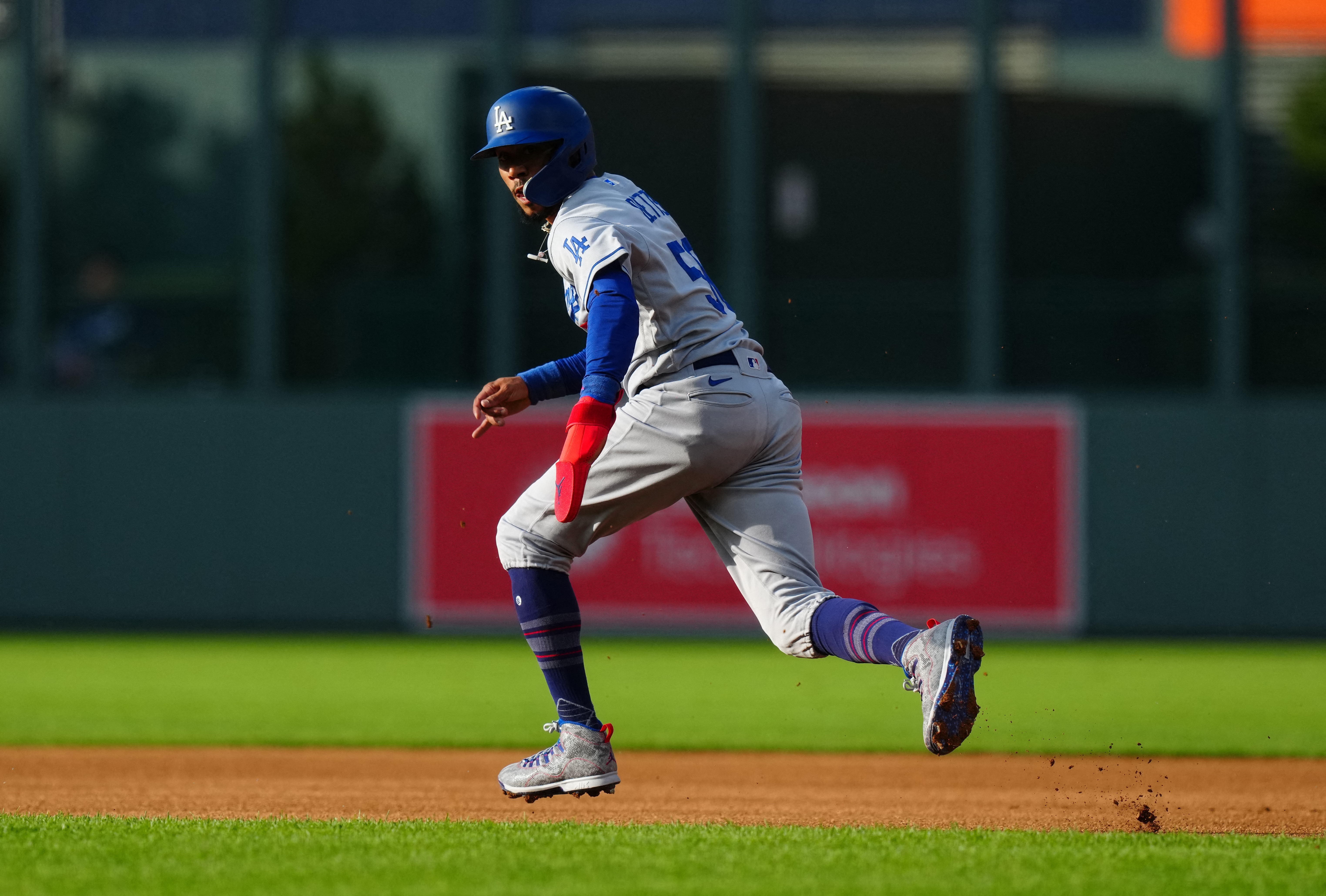 Rockies use clutch hitting to down Dodgers