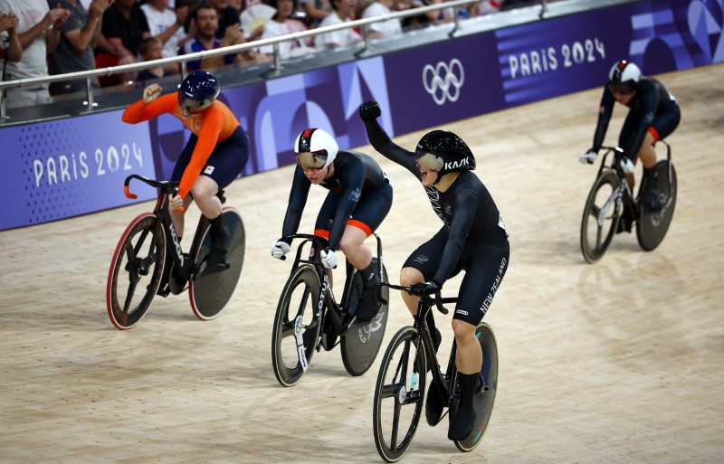 Cycling-Andrews wins keirin, ends 20-year wait for New