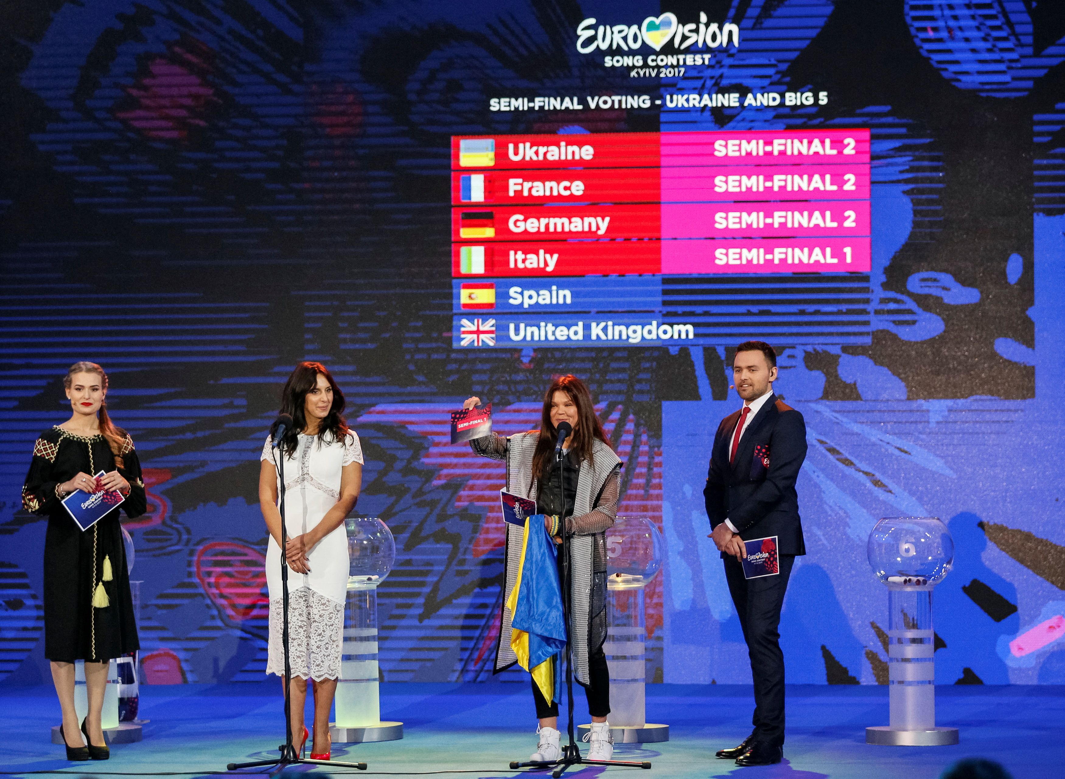 La cantante tártara de Crimea Jamaladinova y la cantante ucraniana Lyzhychko asisten al sorteo de las semifinales del Festival de la Canción de Eurovisión 2017 en Kiev