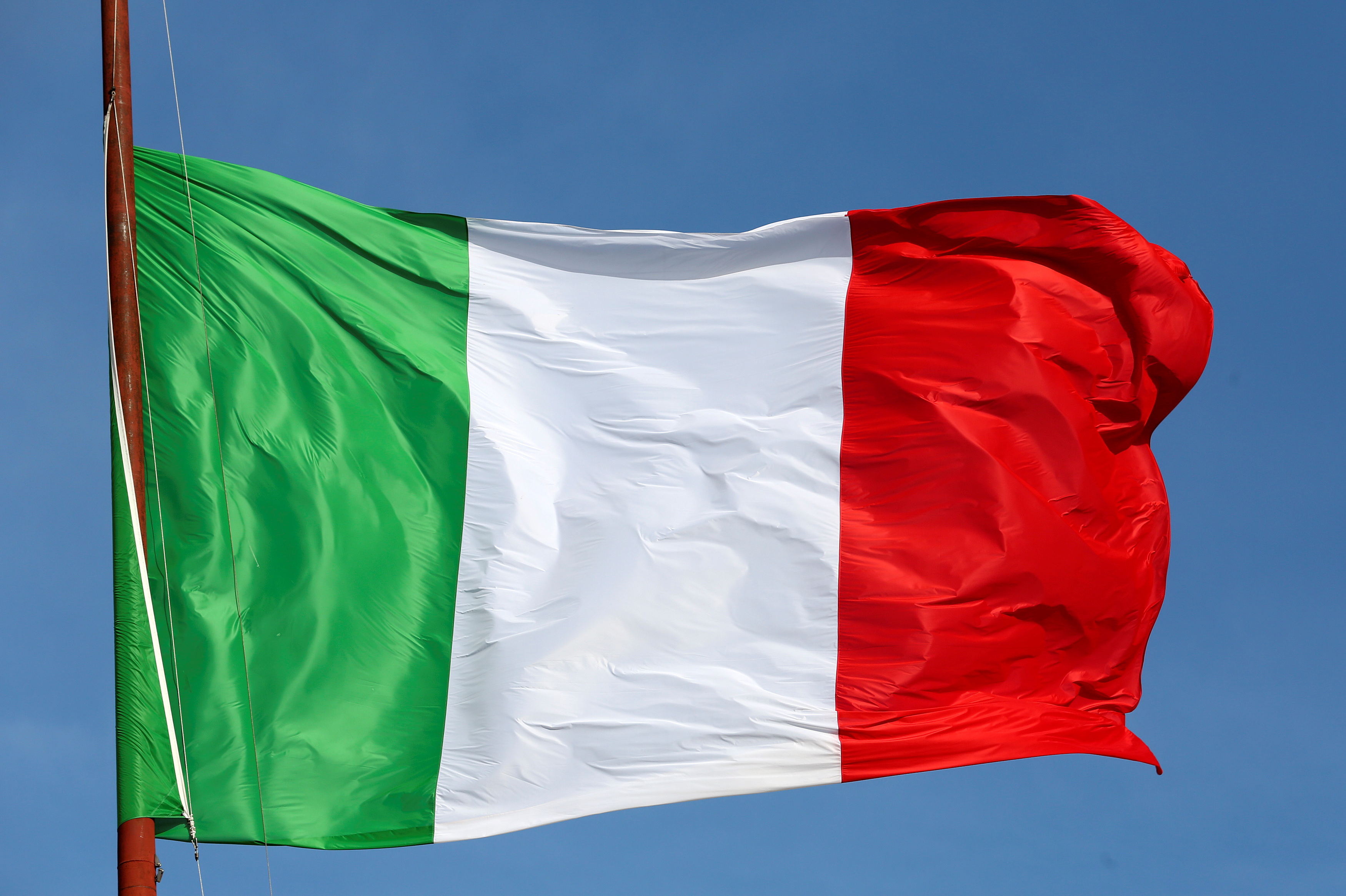Almeno 20 persone sono morte nella caduta di un autobus italiano da un ponte a Venezia