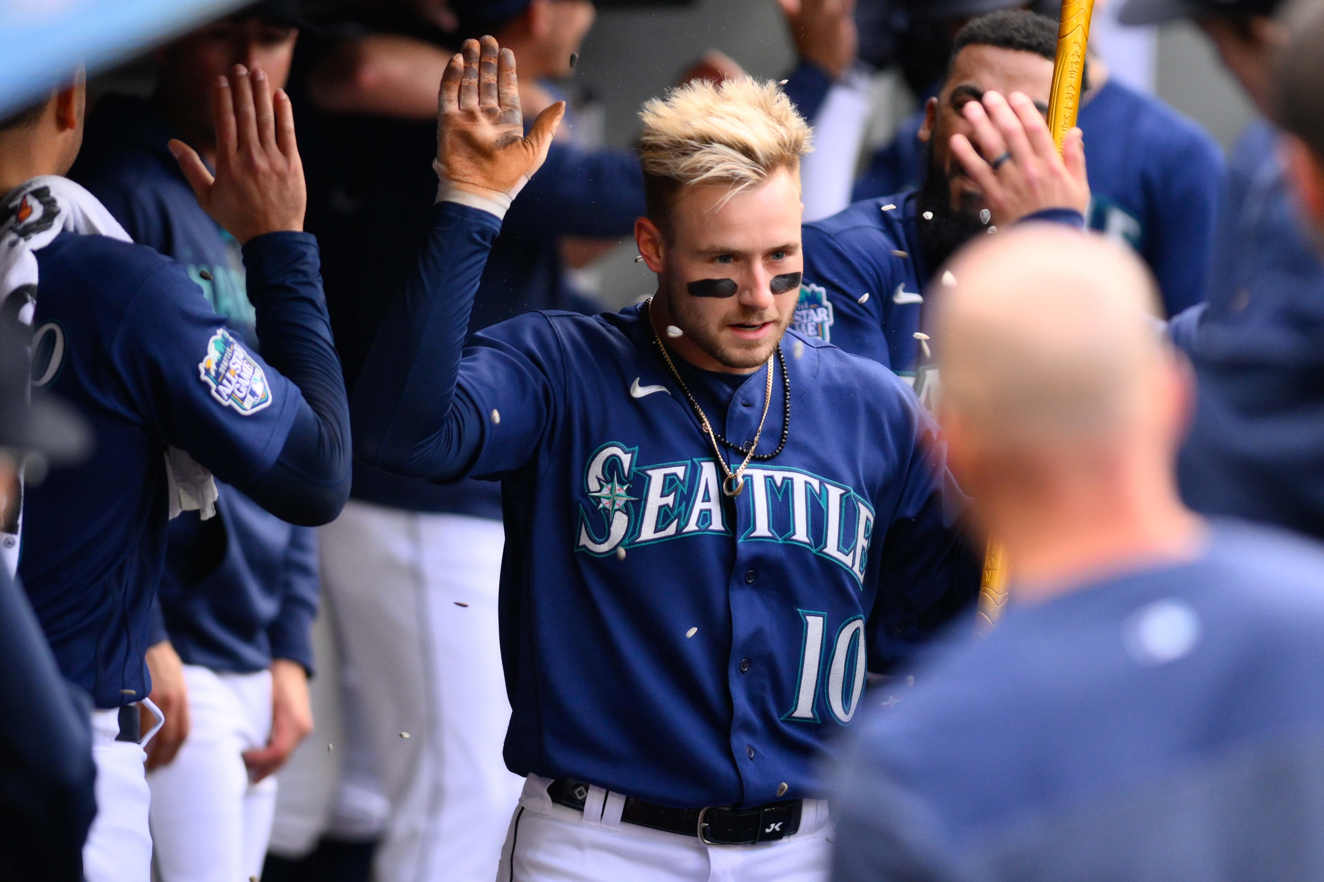 Luis Castillo guides Mariners past A's in series opener