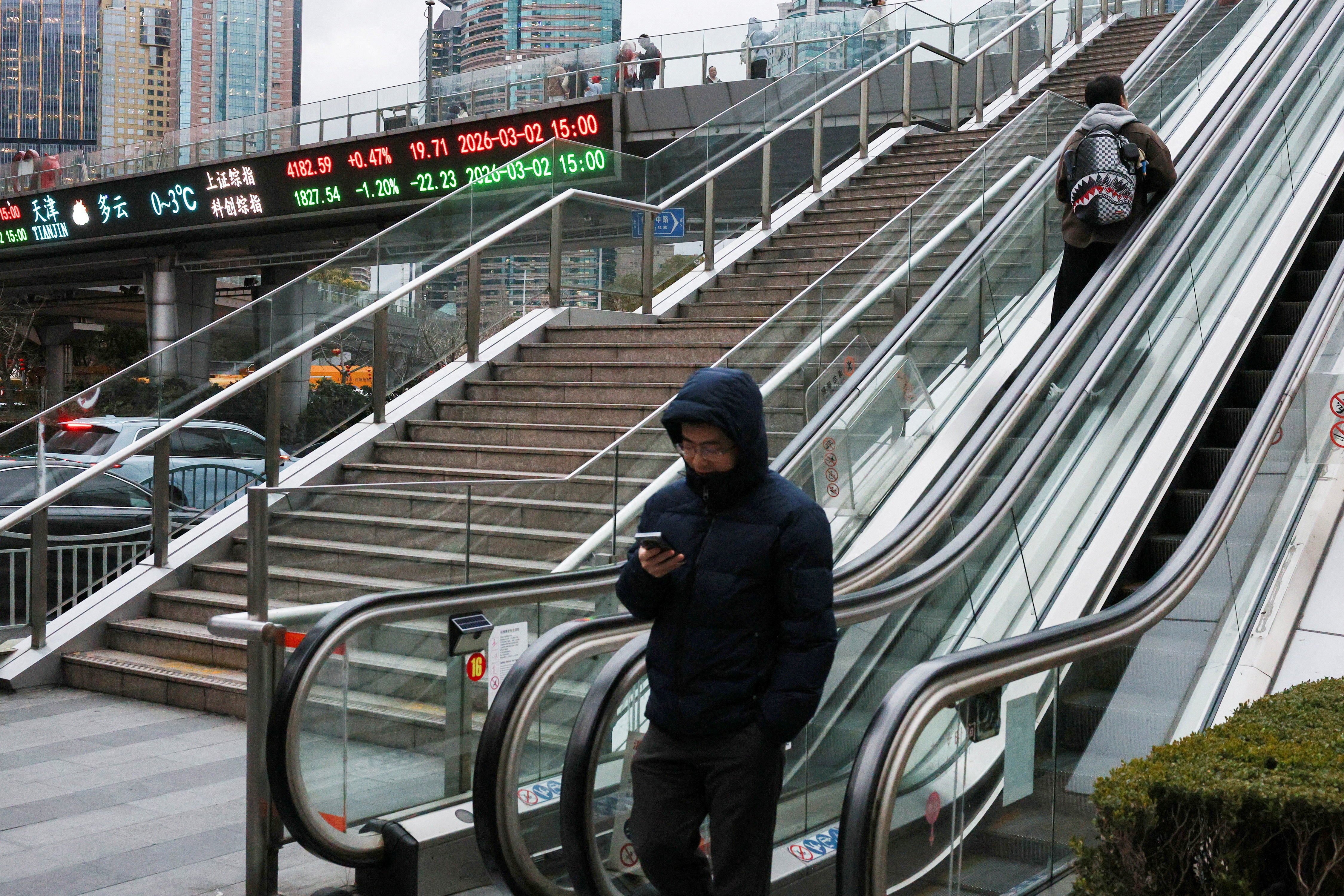 焦点：中国の債券、海外を尻目に堅調維持 背景に利上げ回避の観測