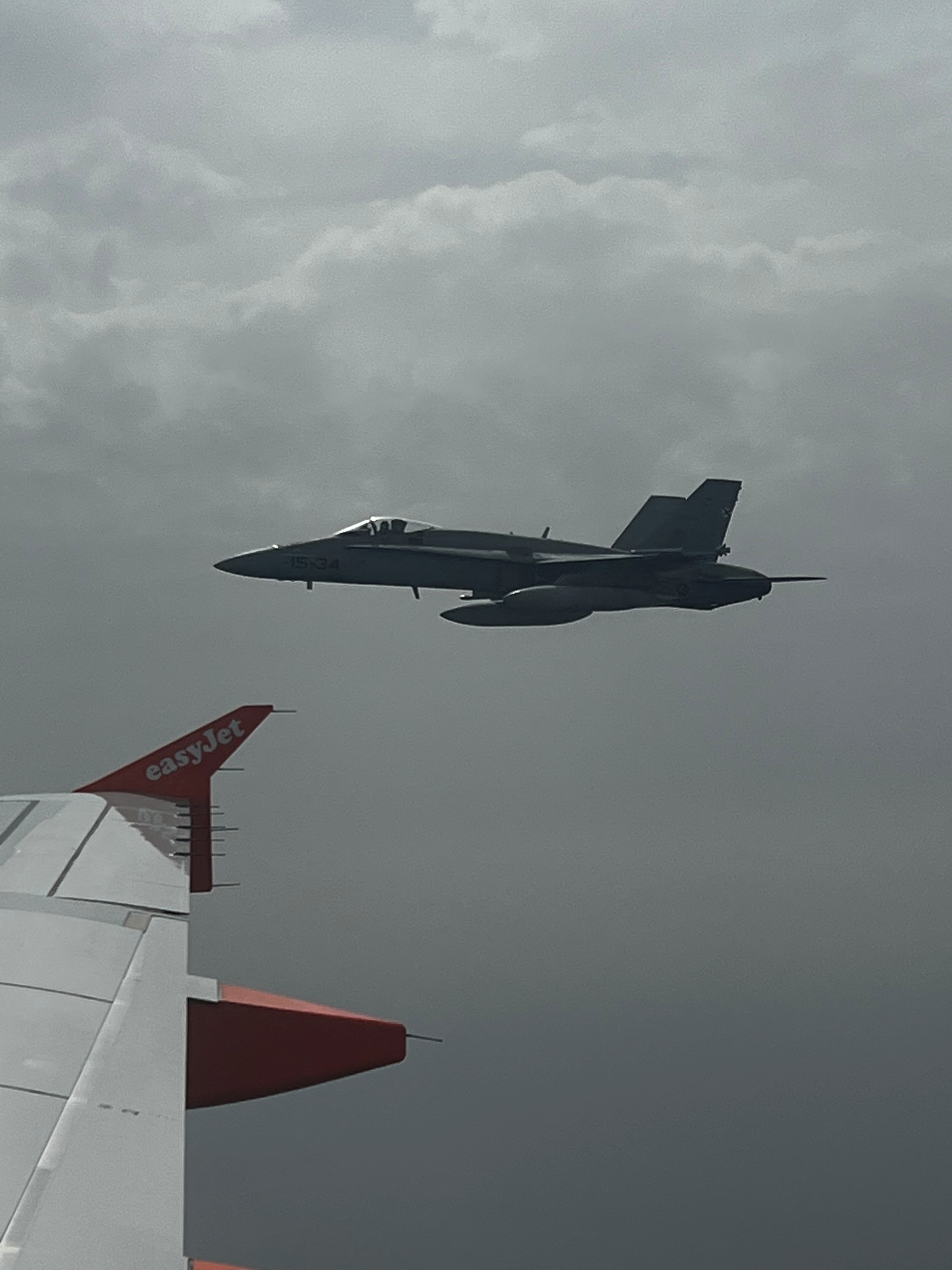 Un chasseur à réaction espagnol F-18 escorte un avion Easyjet après un canular à la bombe chez les adolescents