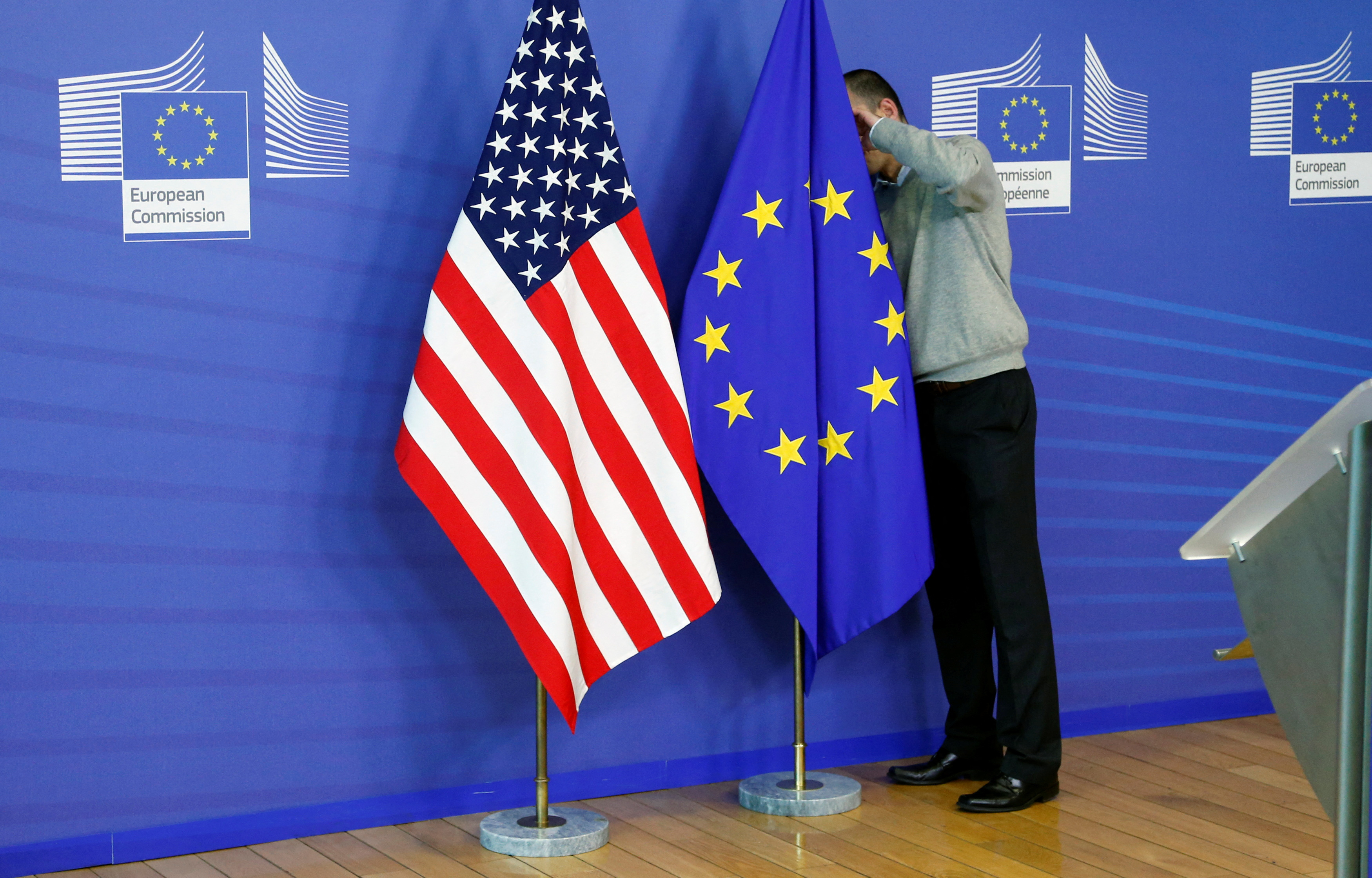Eu u. Флаг США И Евросоюза. Флаги ЕС И США. Европейский Союз и США. США ЕС санкции.