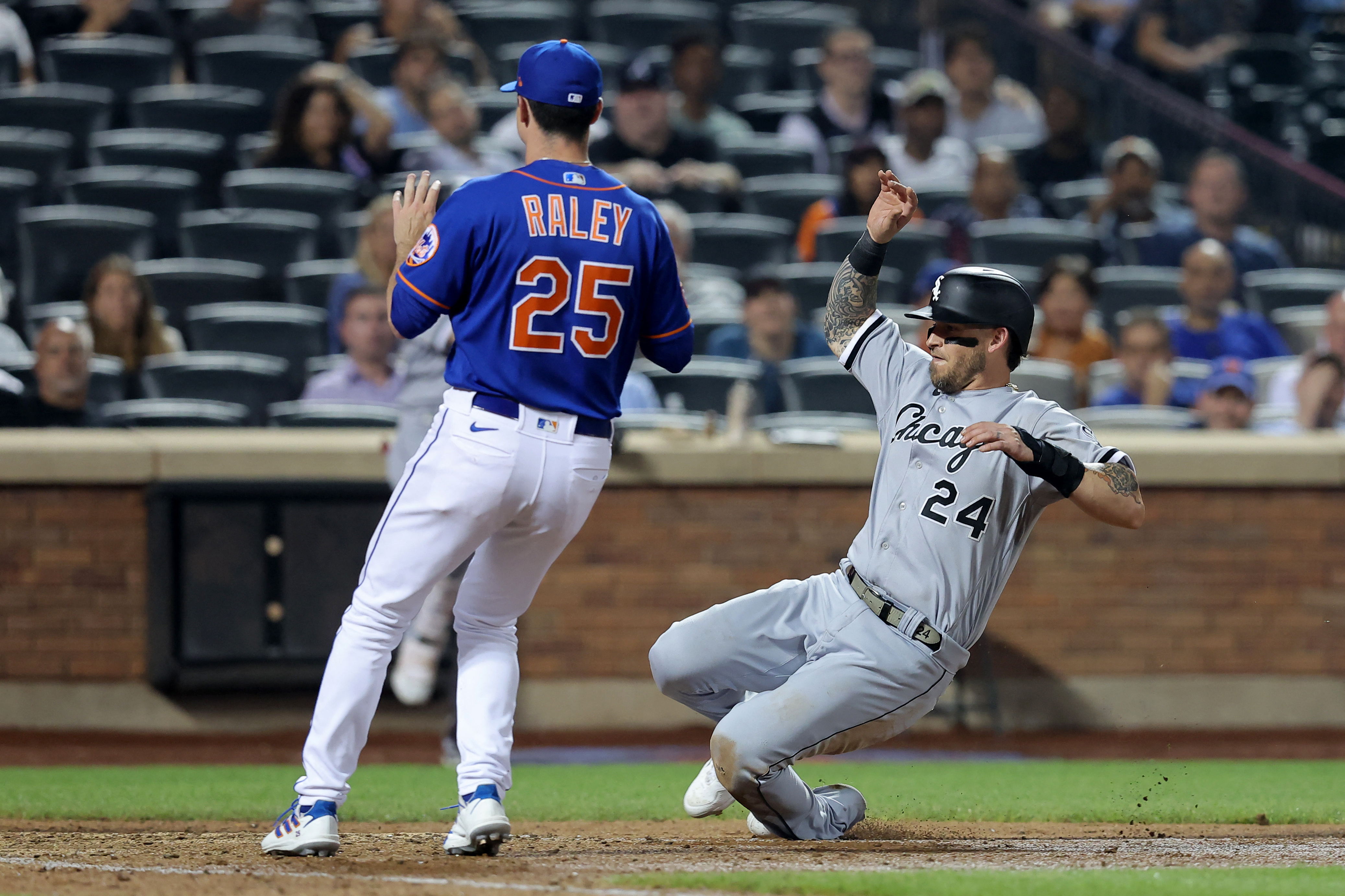 Francisco Alvarez (2 HRs), Mets just get by White Sox