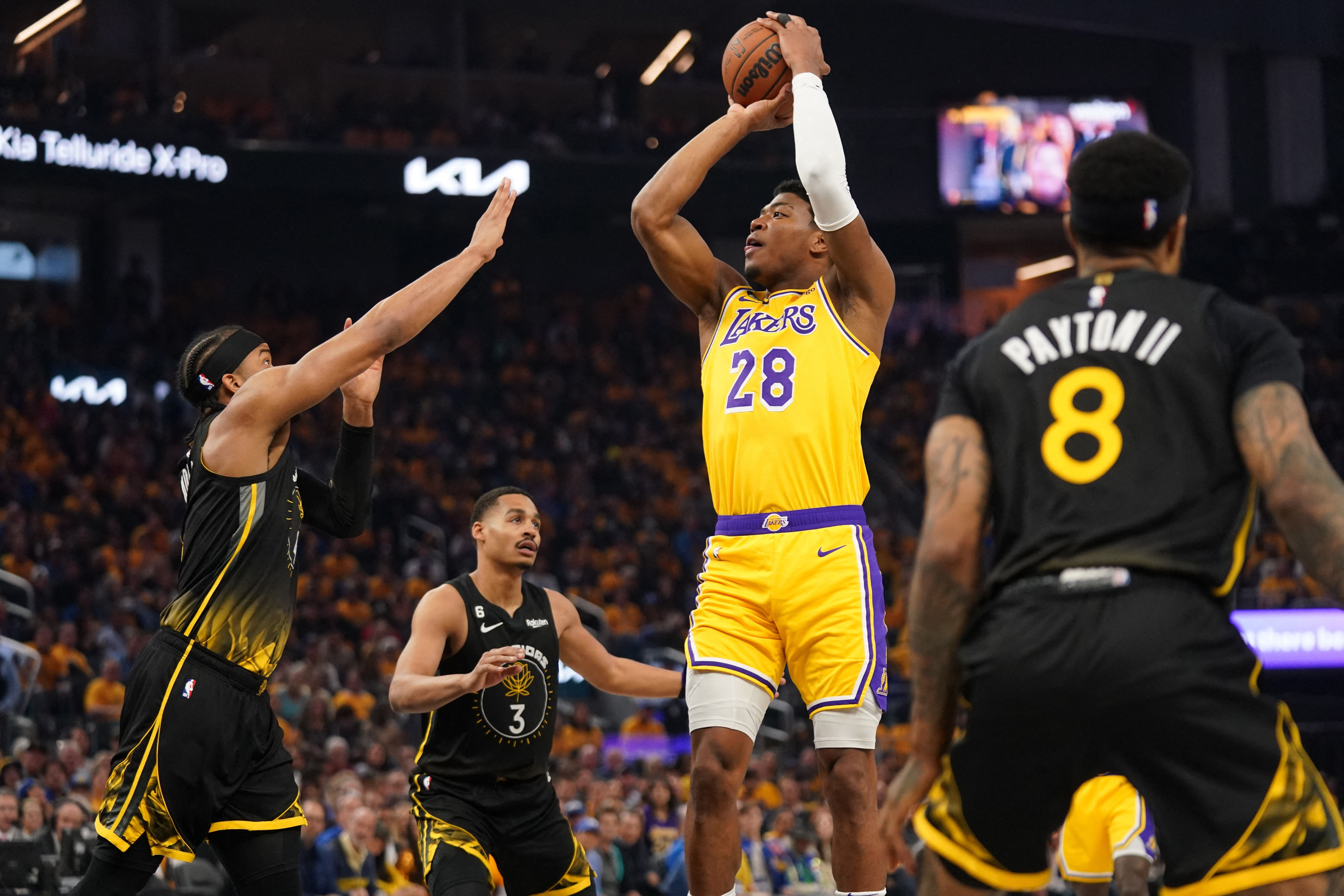 Lakers squander lead, still top Warriors in Game 1