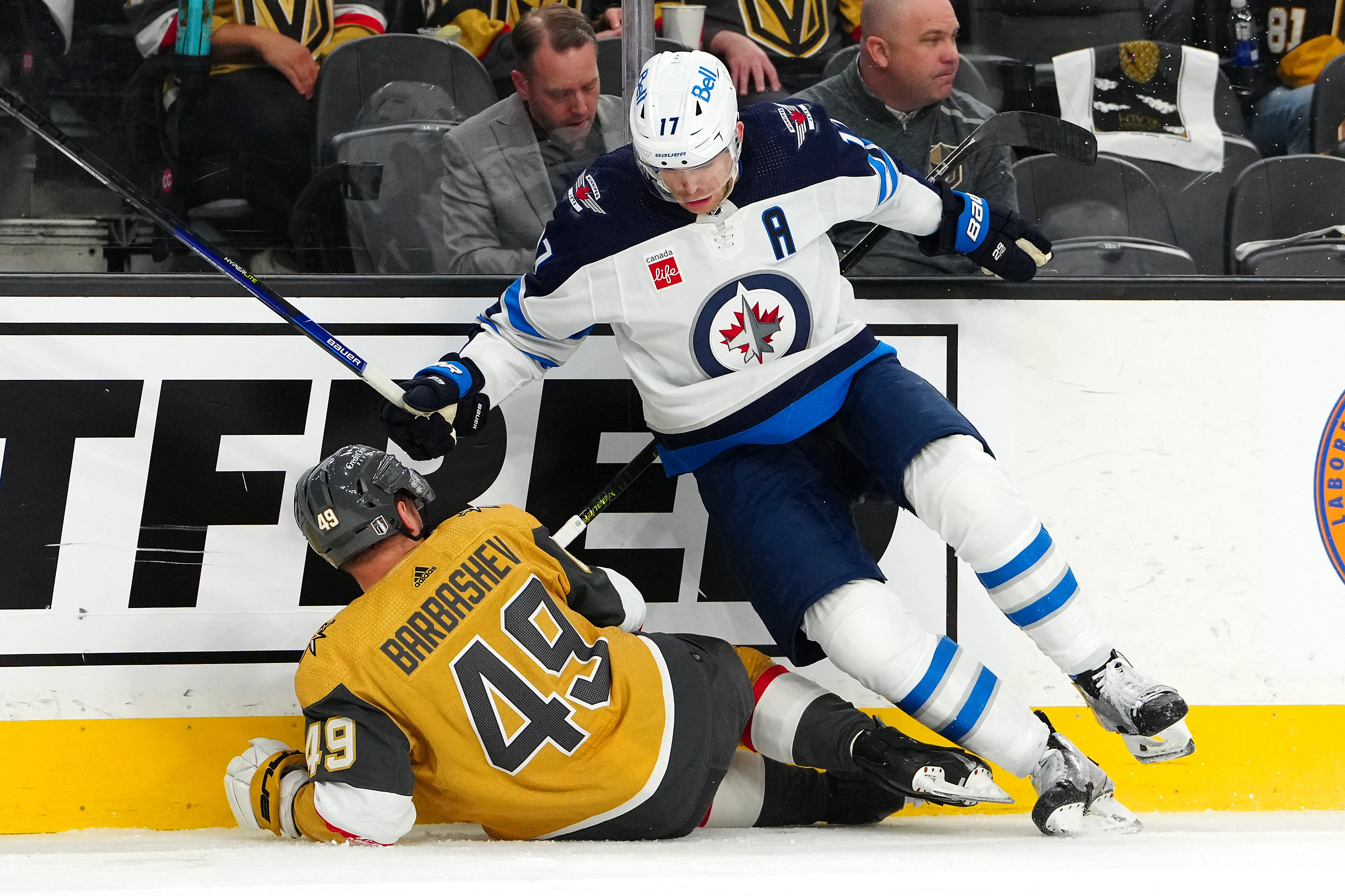 Jets blow out Golden Knights in series opener