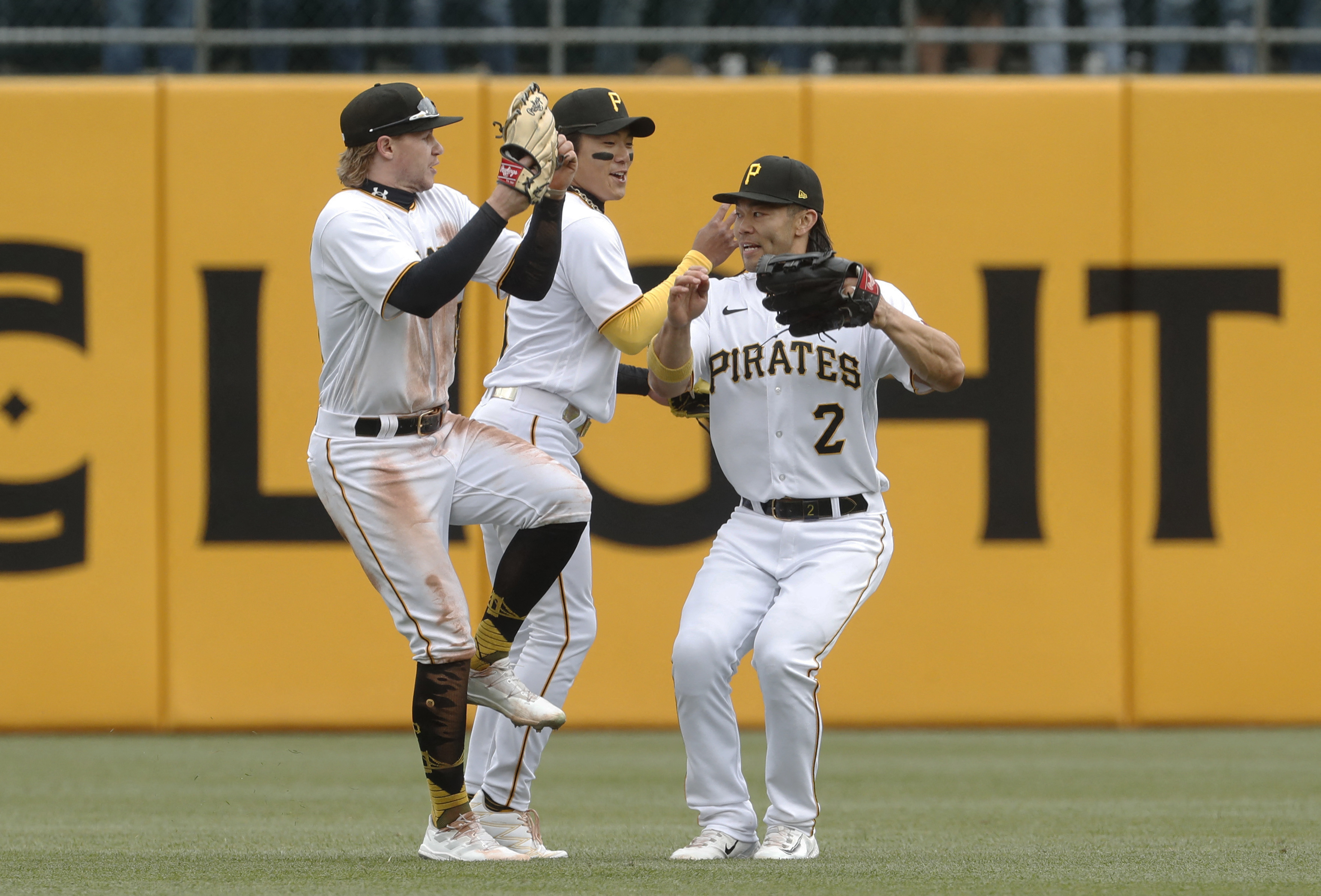 Suwinski double keys 4-run 7th, Pirates beat Reds 8-3