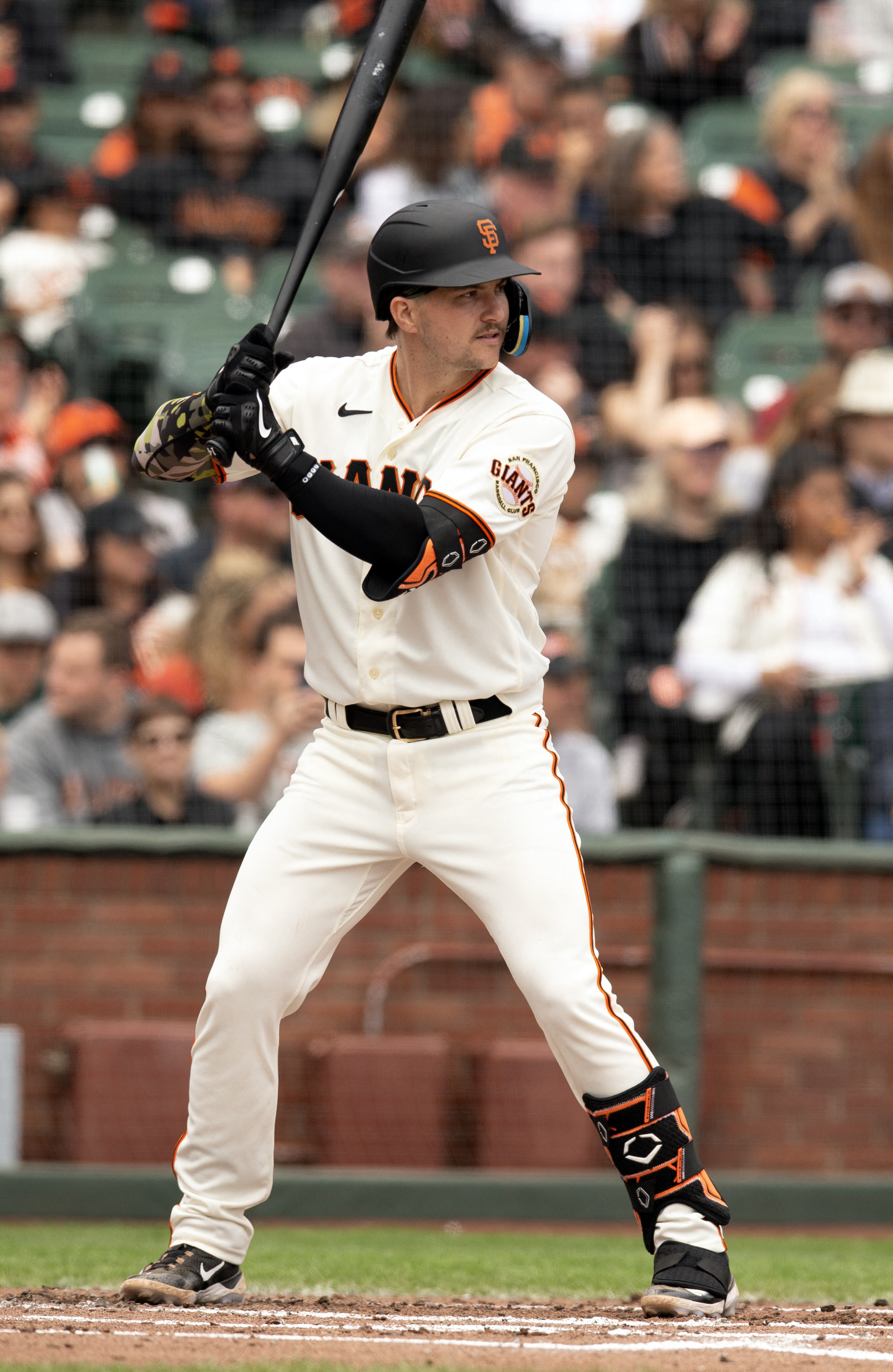 Yastrzemski homers and drives in 2 runs as the Giants beat the