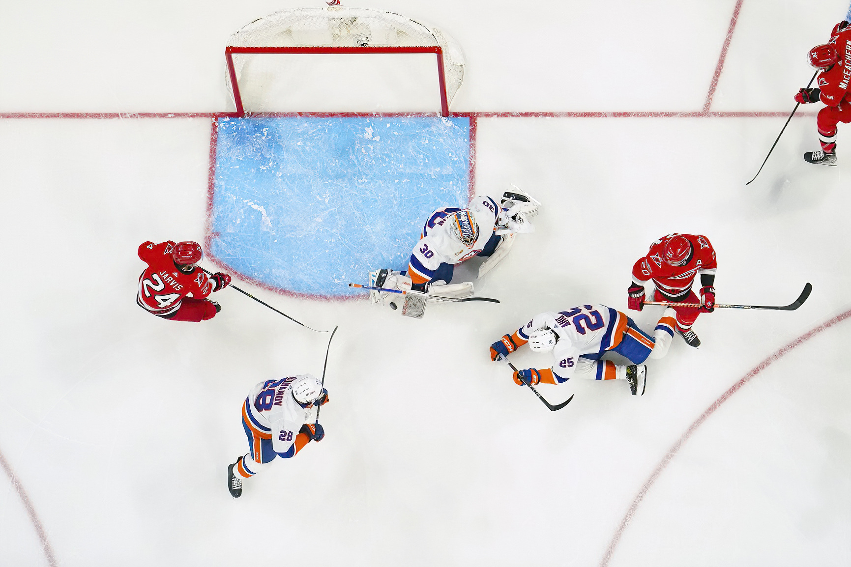 Islanders keep season alive, edge Hurricanes | Reuters