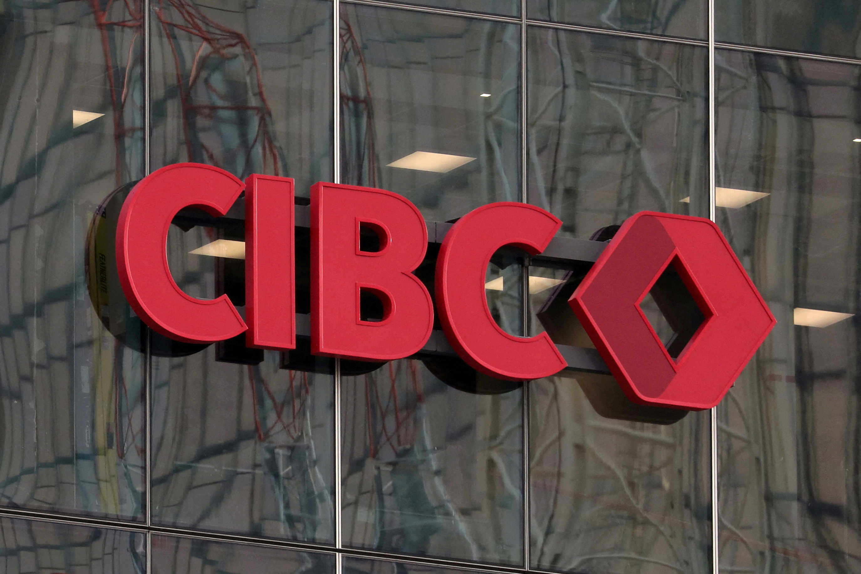 El logotipo del Canadian Imperial Bank of Commerce (CIBC) se ve en un edificio en Toronto