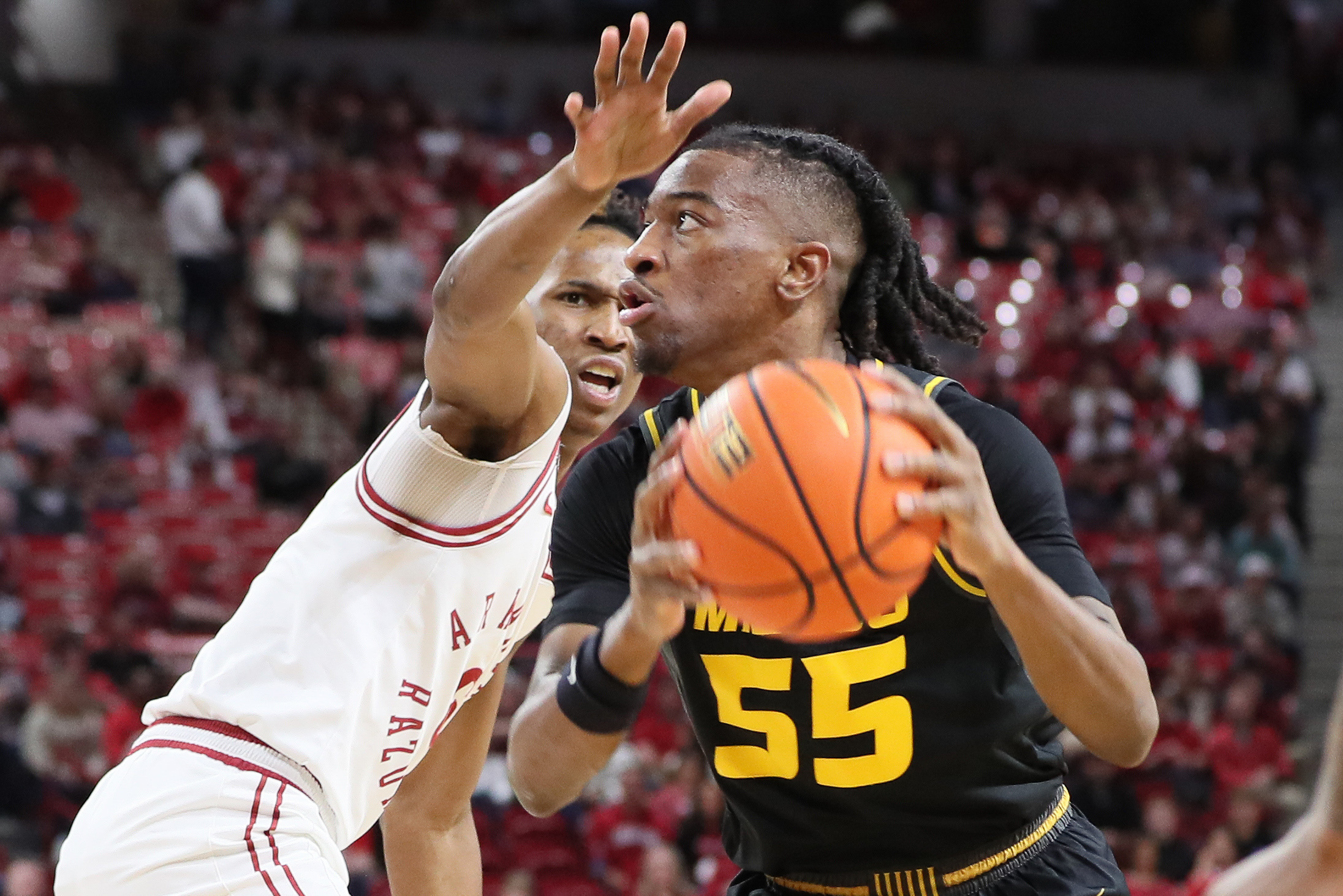 Khalif Battle scores 42 to pace Arkansas past Missouri | Reuters