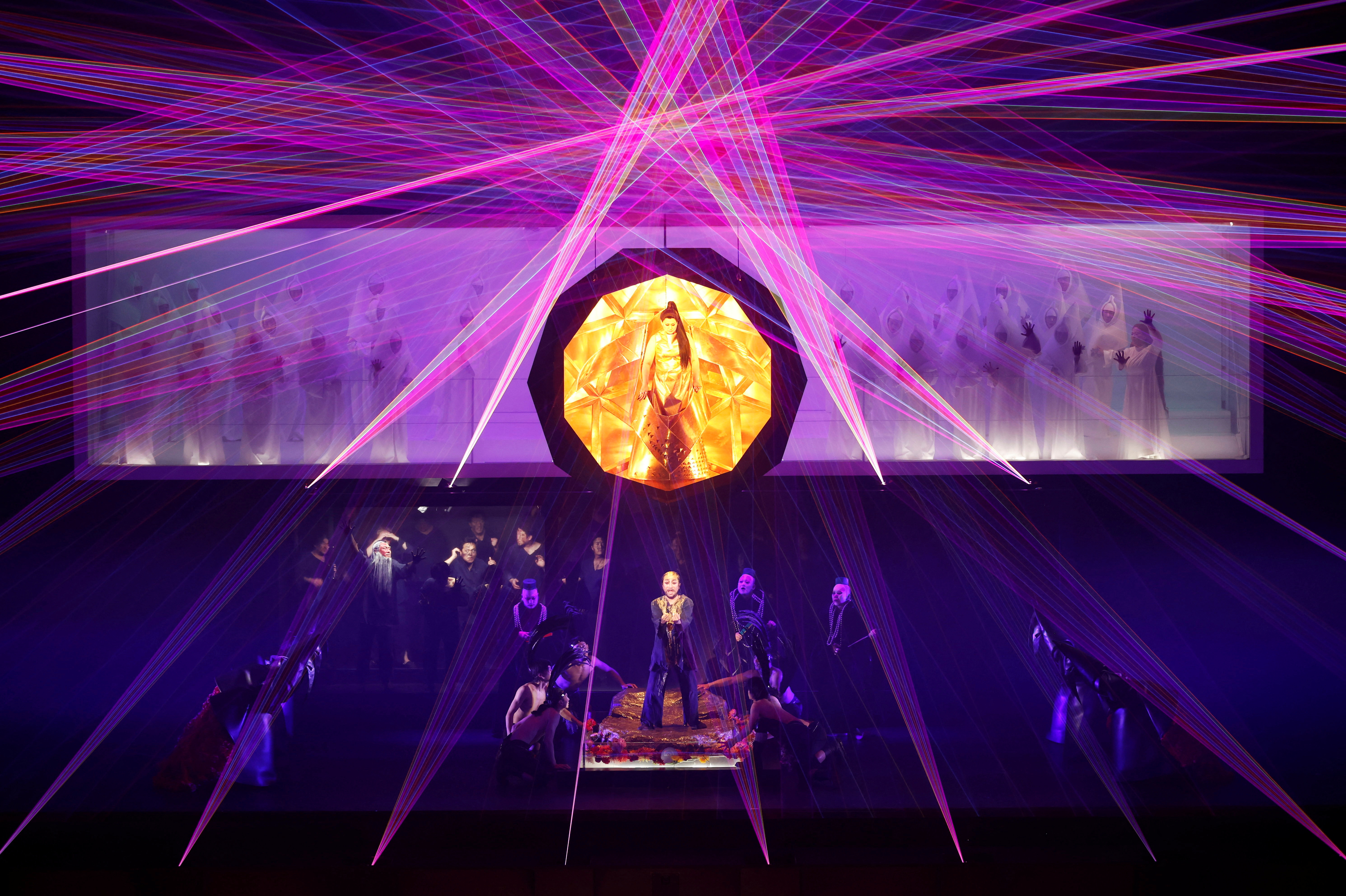 Los miembros del reparto interpretan Turandot de Giacomo Puccini con luces láser inmersivas creadas por 'teamLab' en Tokio