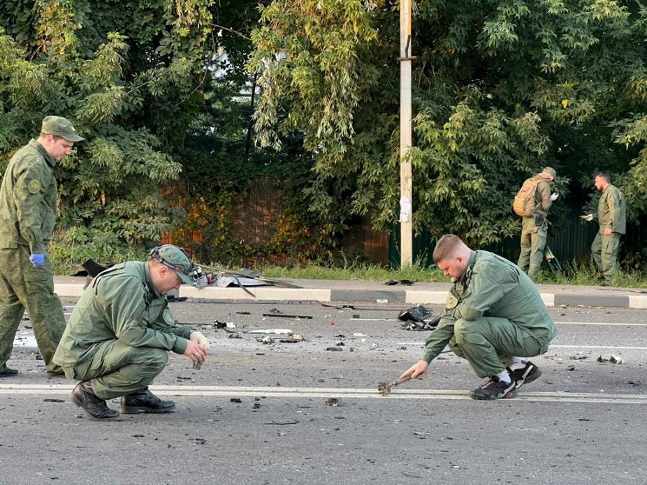 Investigators work at the site of a suspected car bomb attack that killed Darya Dugina in Moscow region