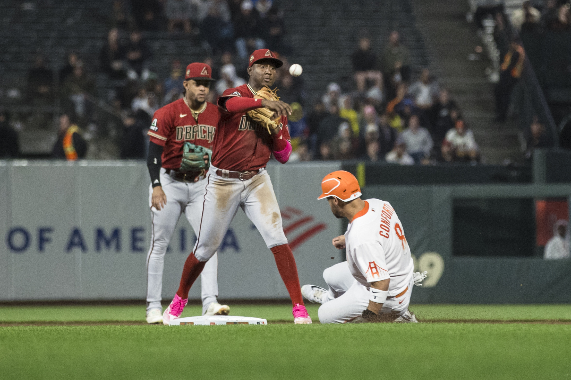 Giants Erase Deficit, Win Homer Duel With D-backs | Reuters