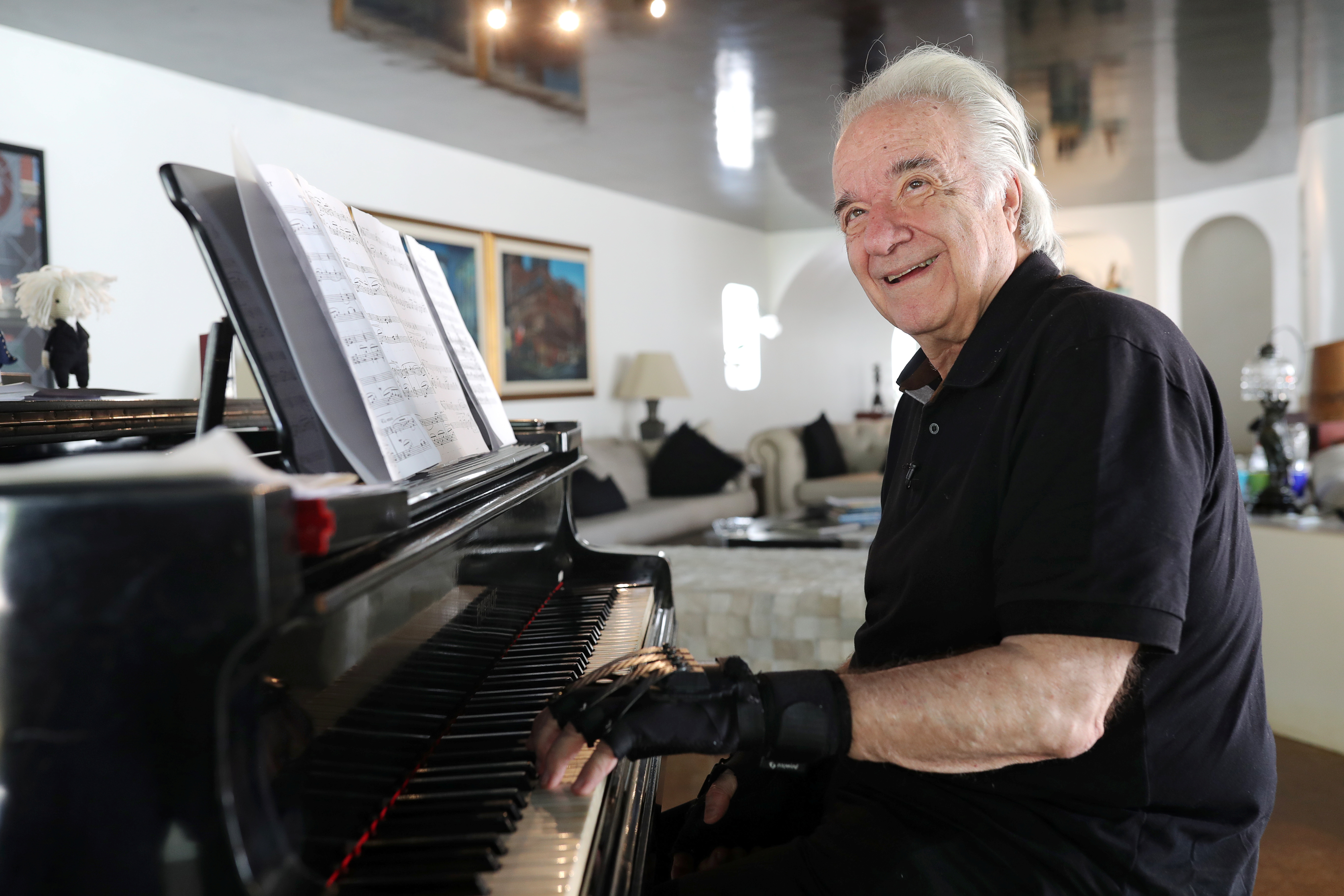 Bionic gloves help keep the music playing for Brazilian pianist