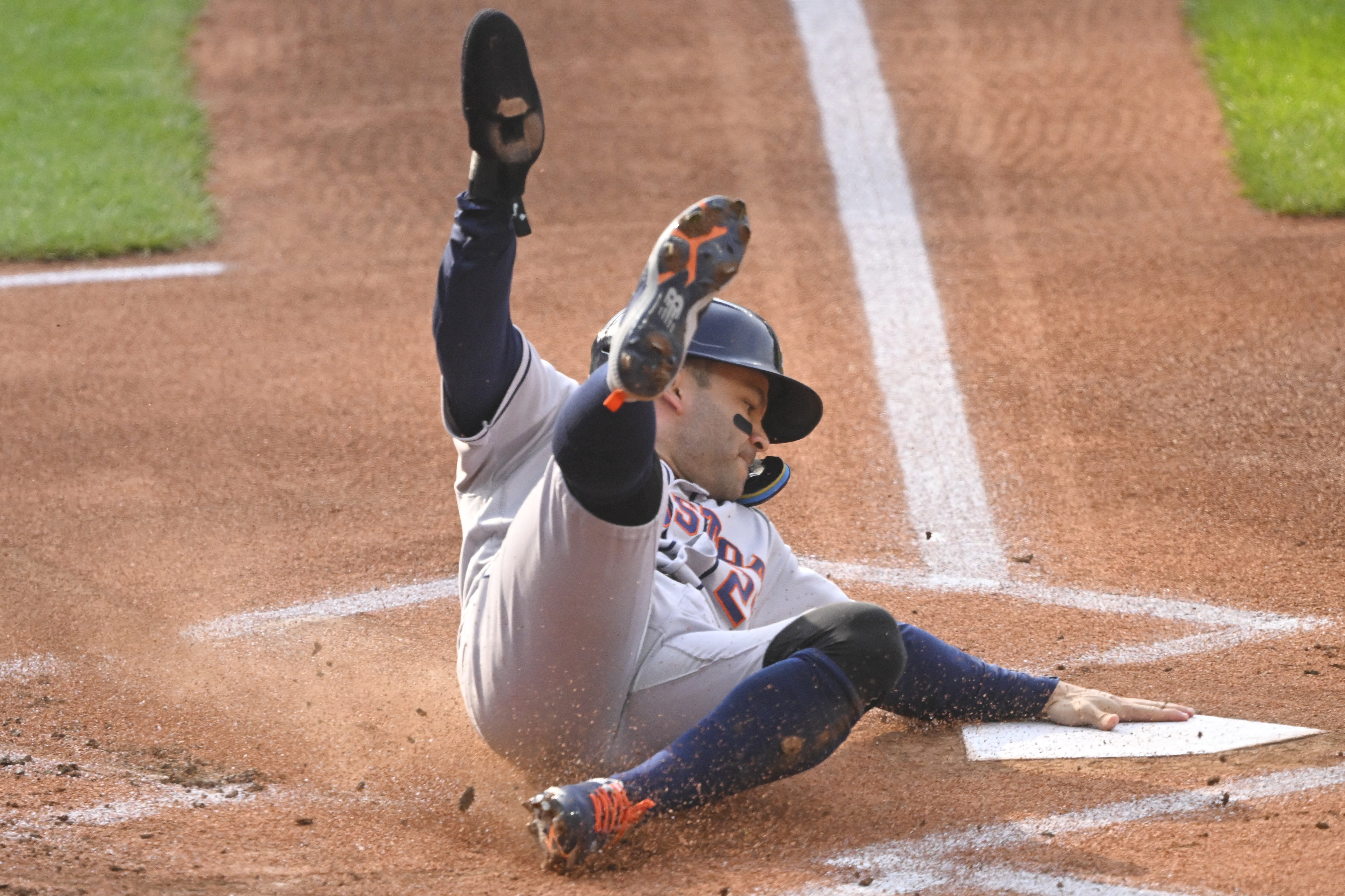 Astros edge Guardians to end 4-game skid