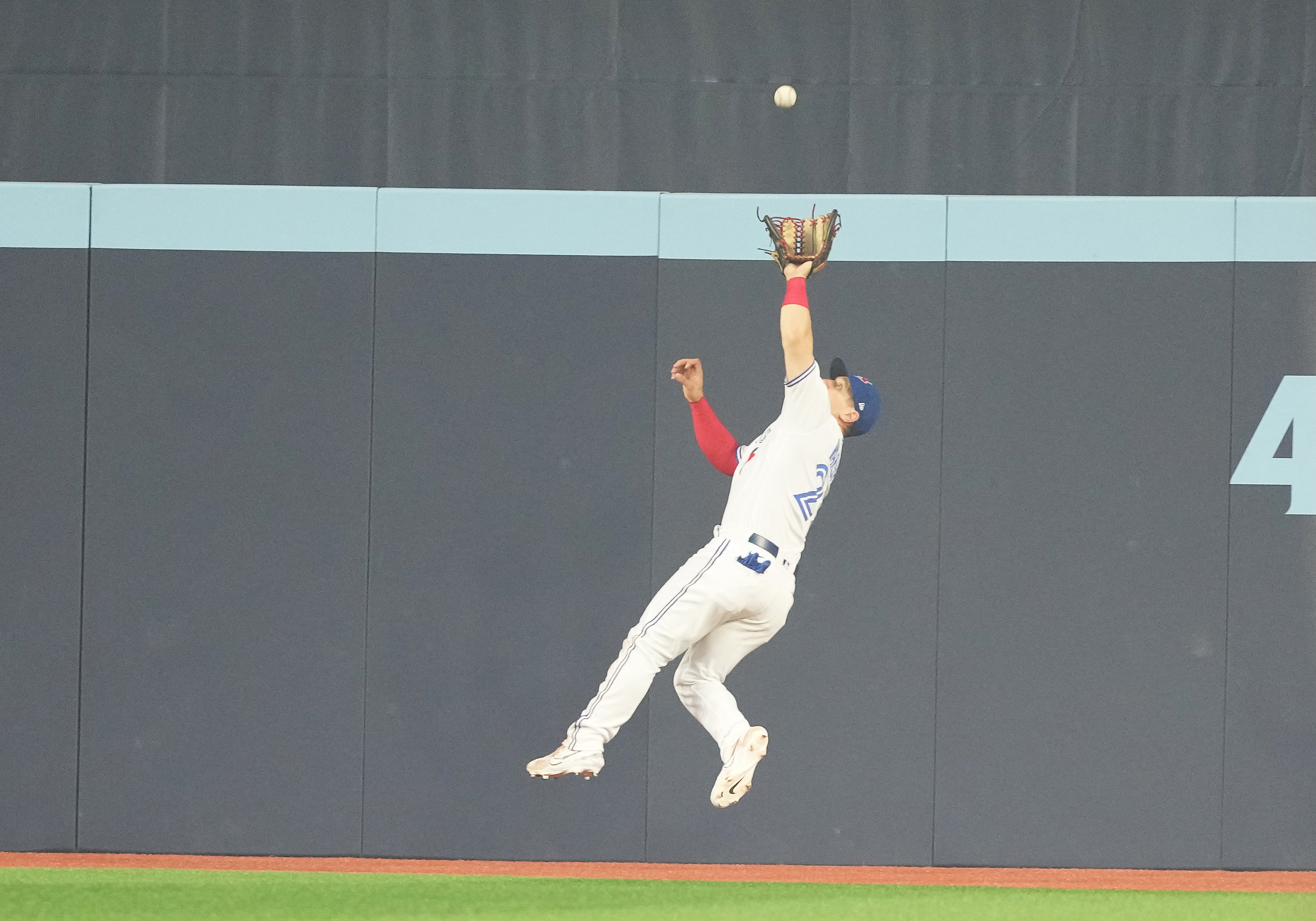 Bo Bichette hugs Kevin Kiermaier after making the catch. #MLB