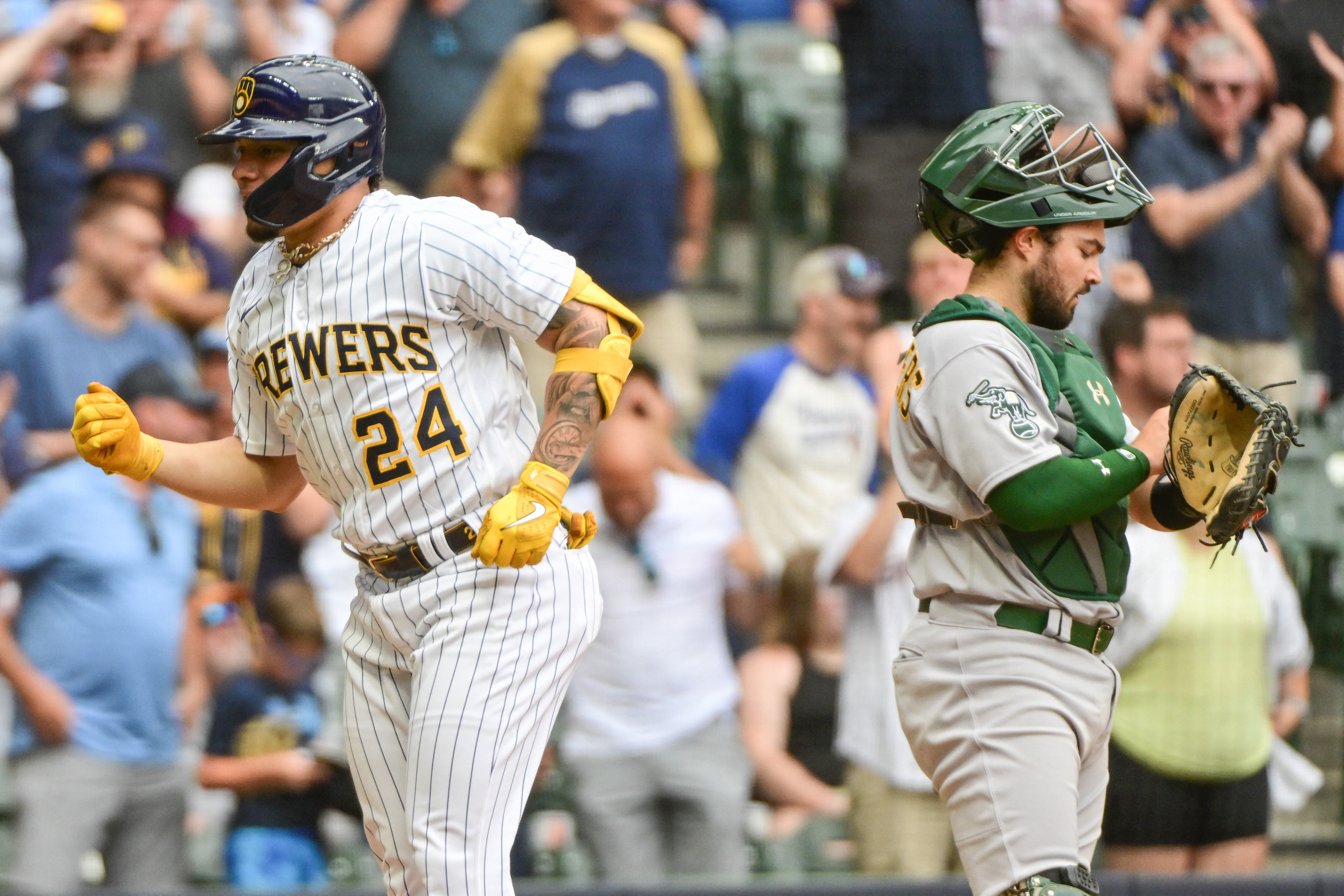 Aledmys Diaz's clutch hit sends A's past Brewers in 10