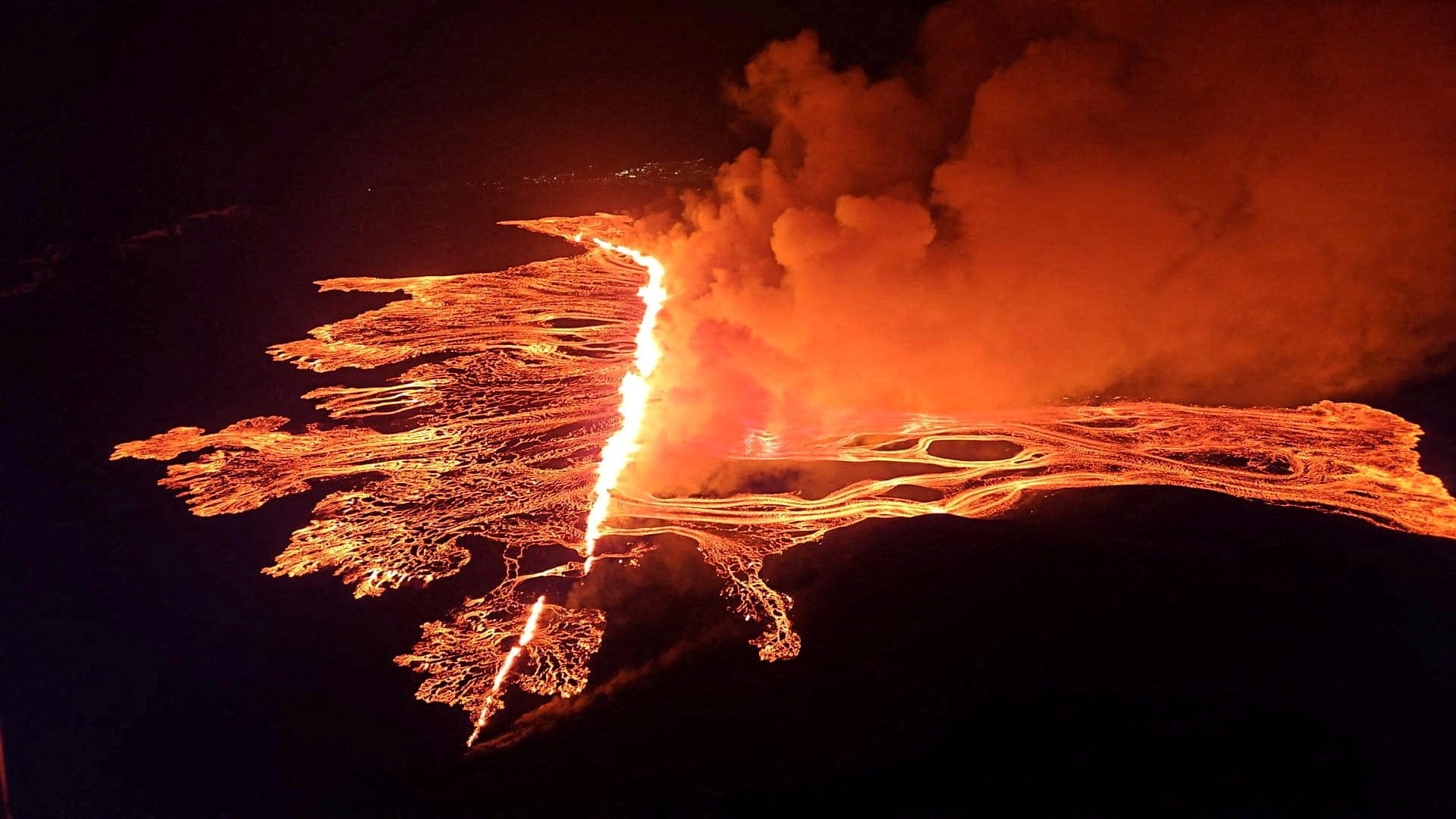 南極　火山岩　2024年 アイスランド火山、昨年12月以来4回目の噴火 インフラや町は安全