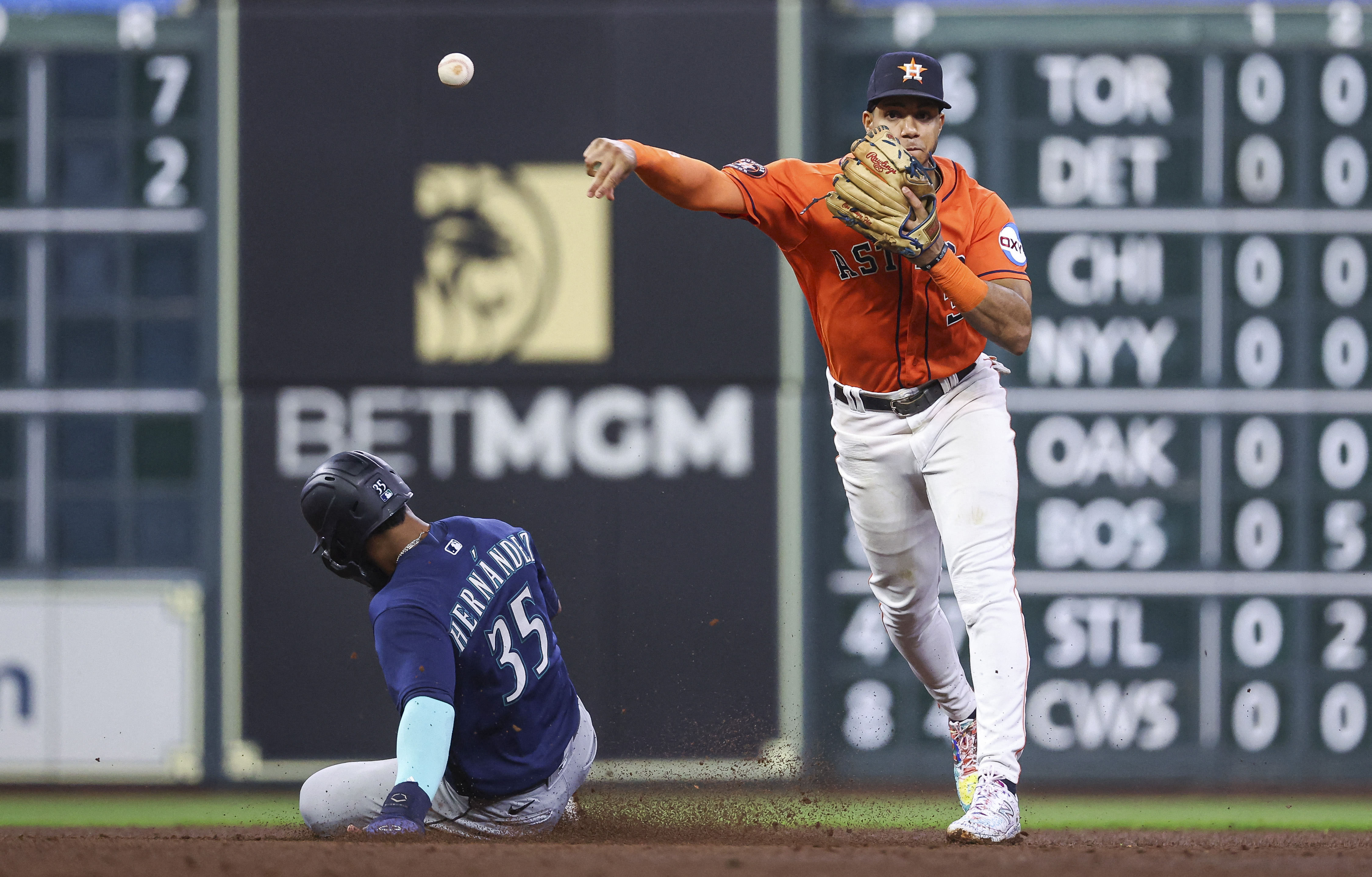 Mariners defeat the Astros 7-2 in third game of the season