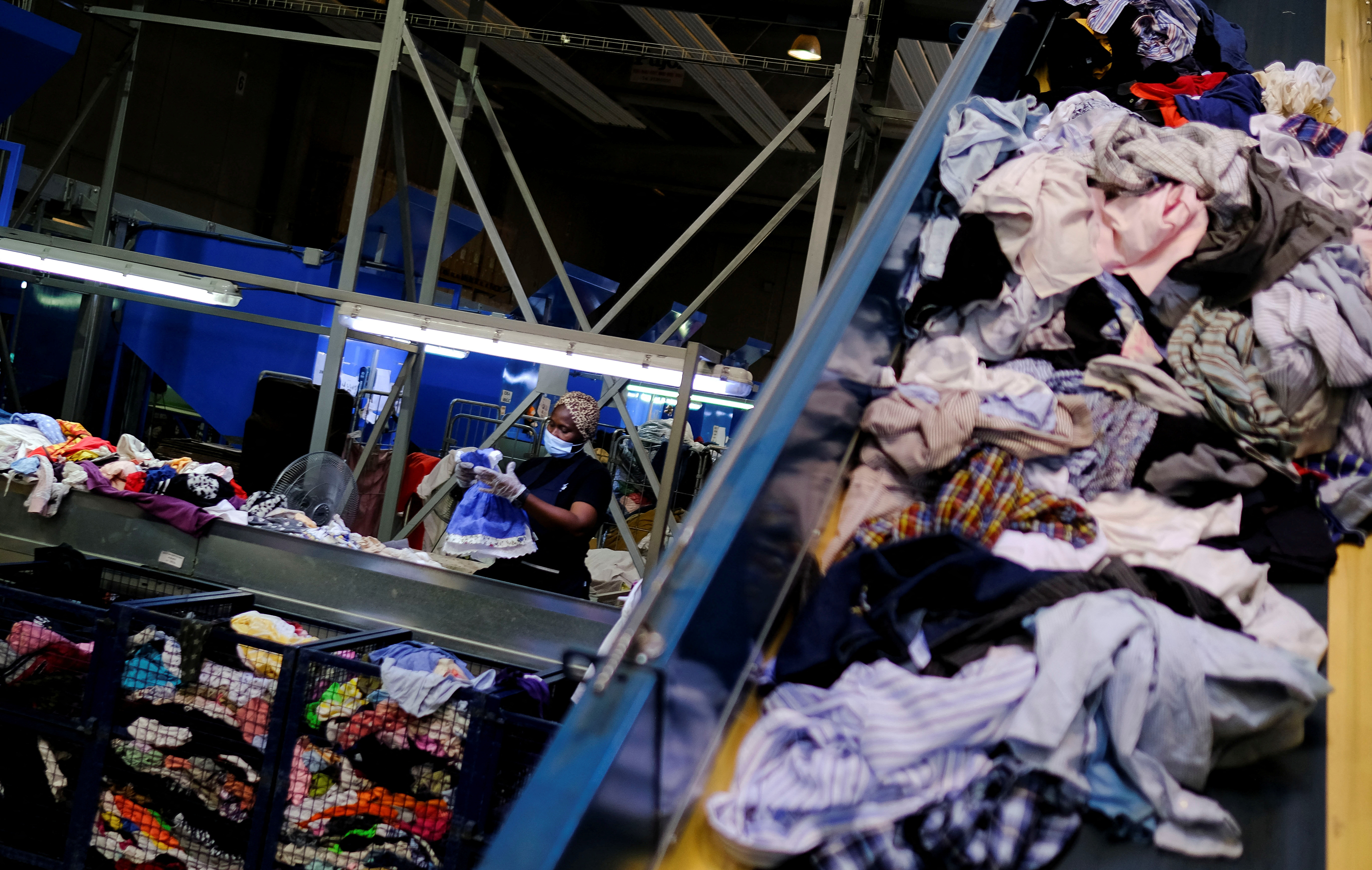 From catwalk to landfill: tackling waste in the fashion industry – UKRI