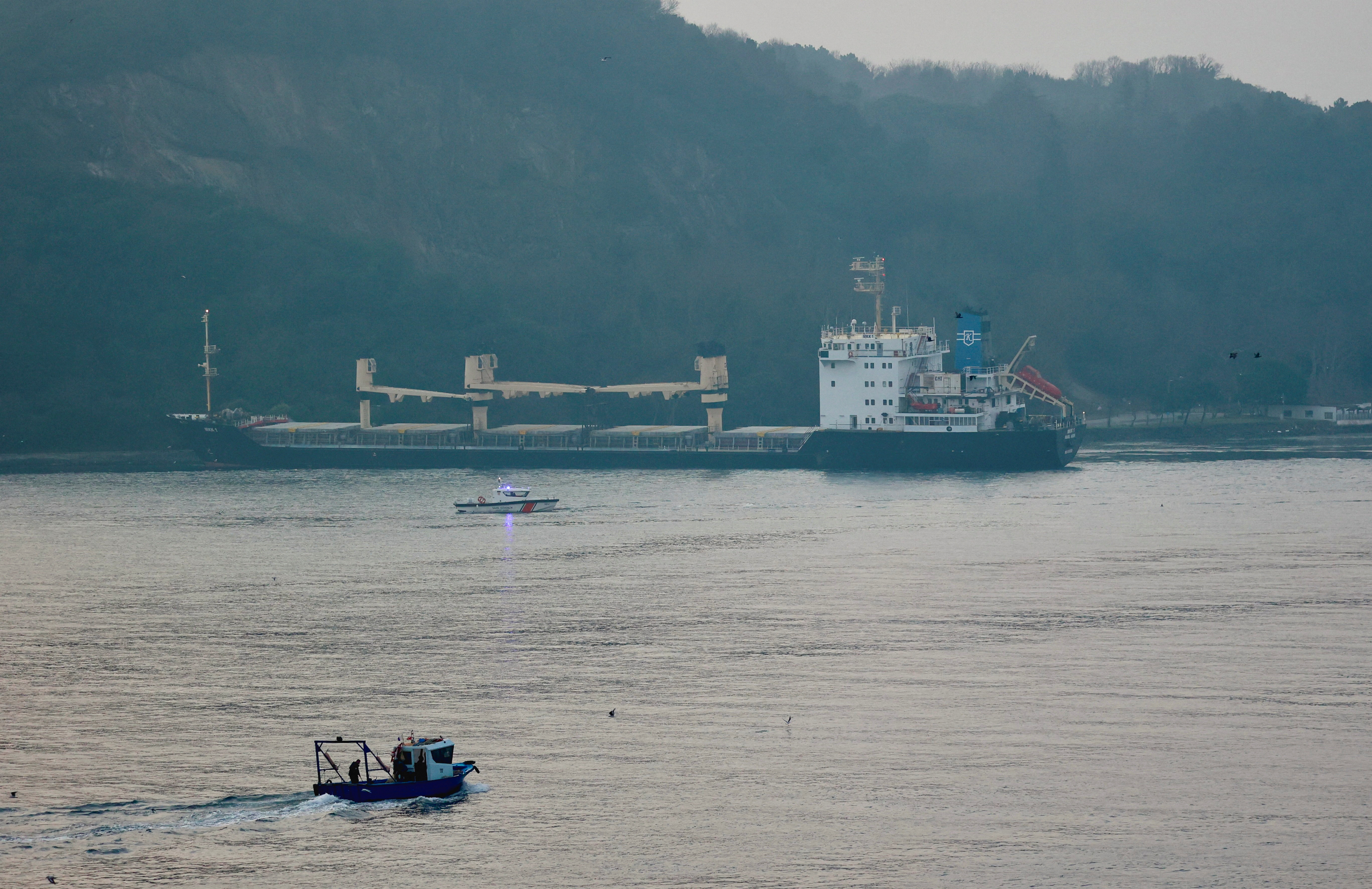 De onder Palau-vlag varende bulkcarrier MKK1, die graan vervoert onder het Zwarte Zee-graaninitiatief van de VN, is gestrand in de Bosporus van Istanbul.