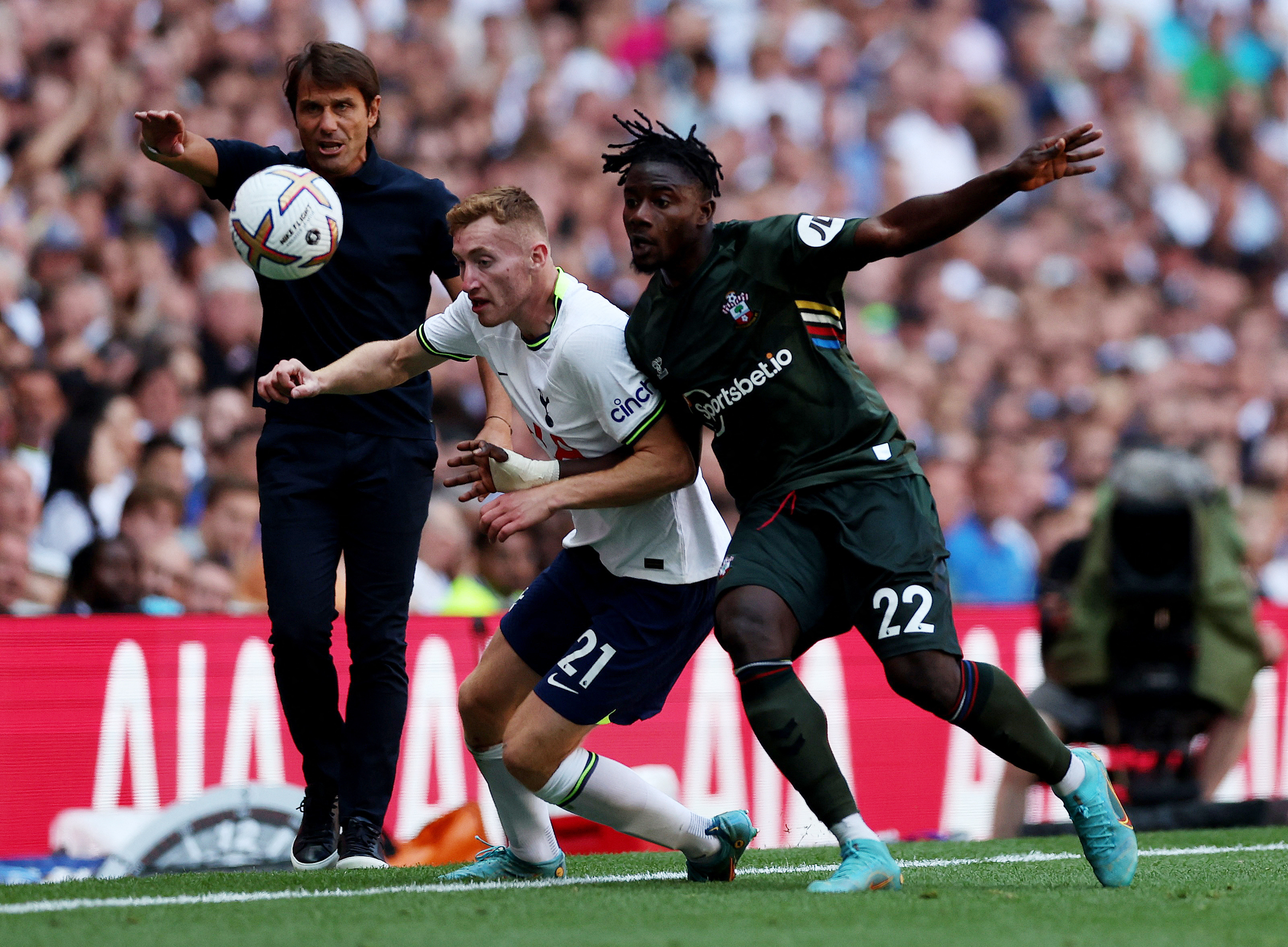 Tottenham crush Southampton for impressive opening win