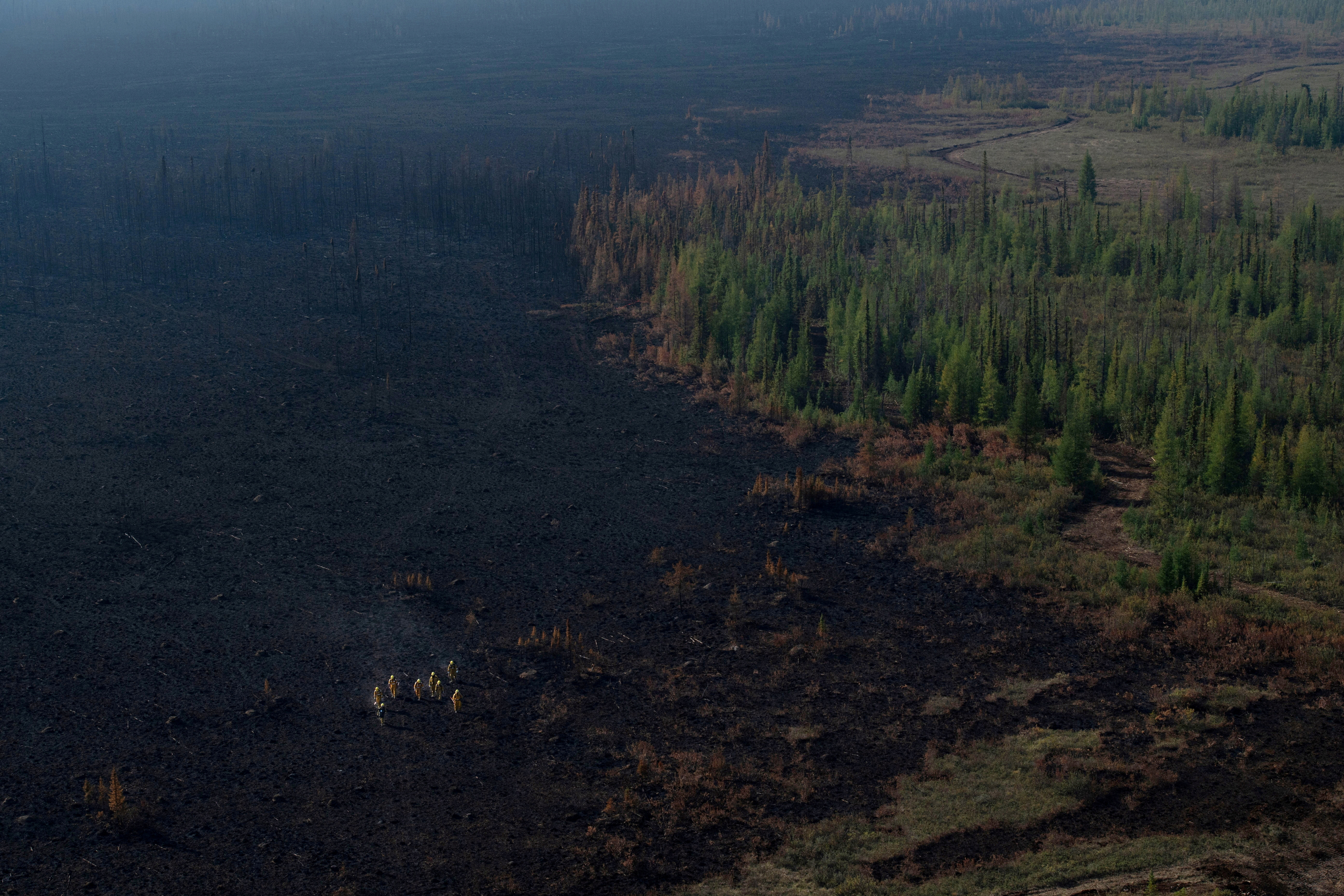 Members of B Company, 2nd Battalion, Royal 22e Regiment, conduct firefighting operations near Hay River