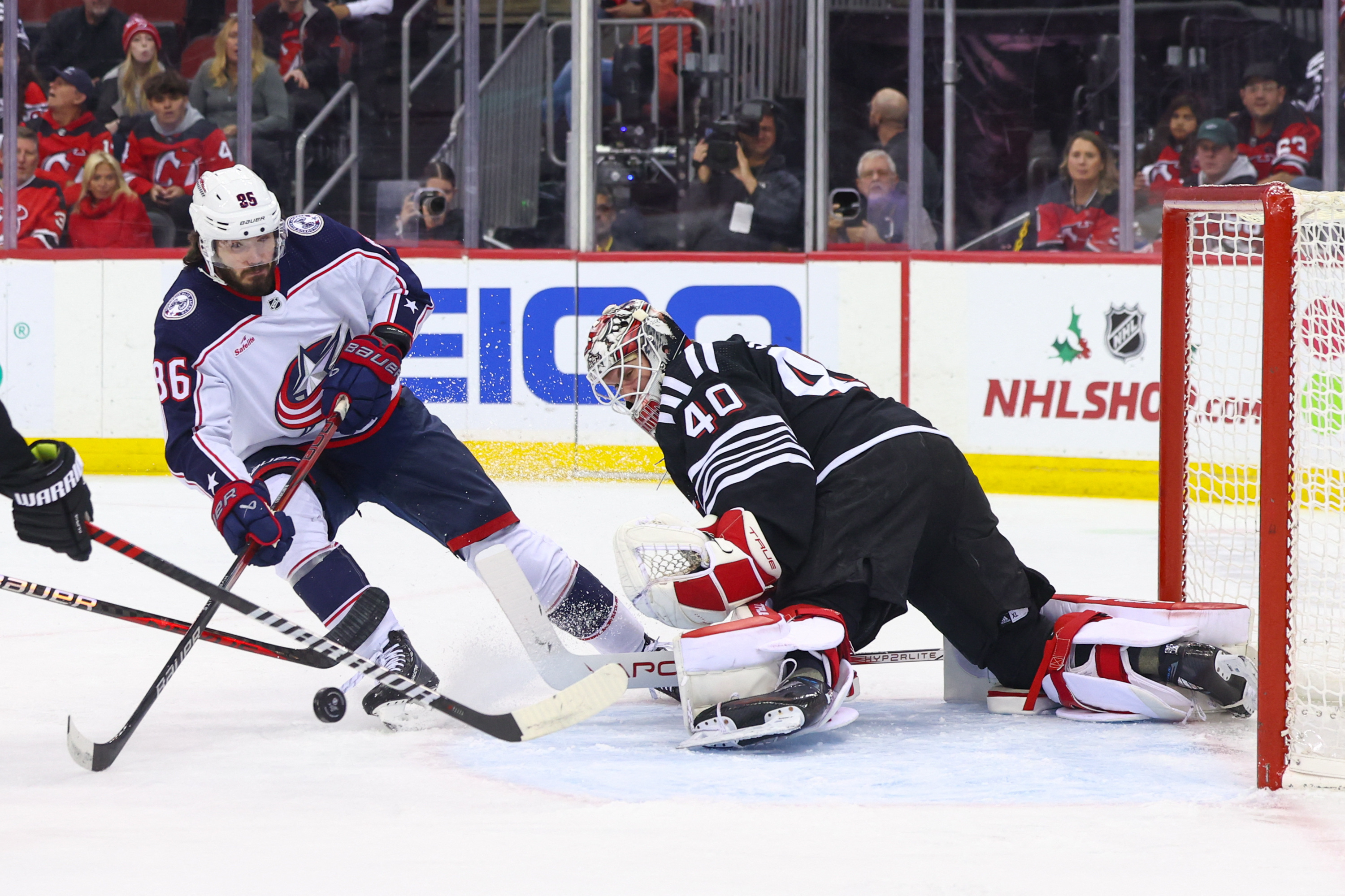 Blue Jackets end road woes by edging Devils | Reuters