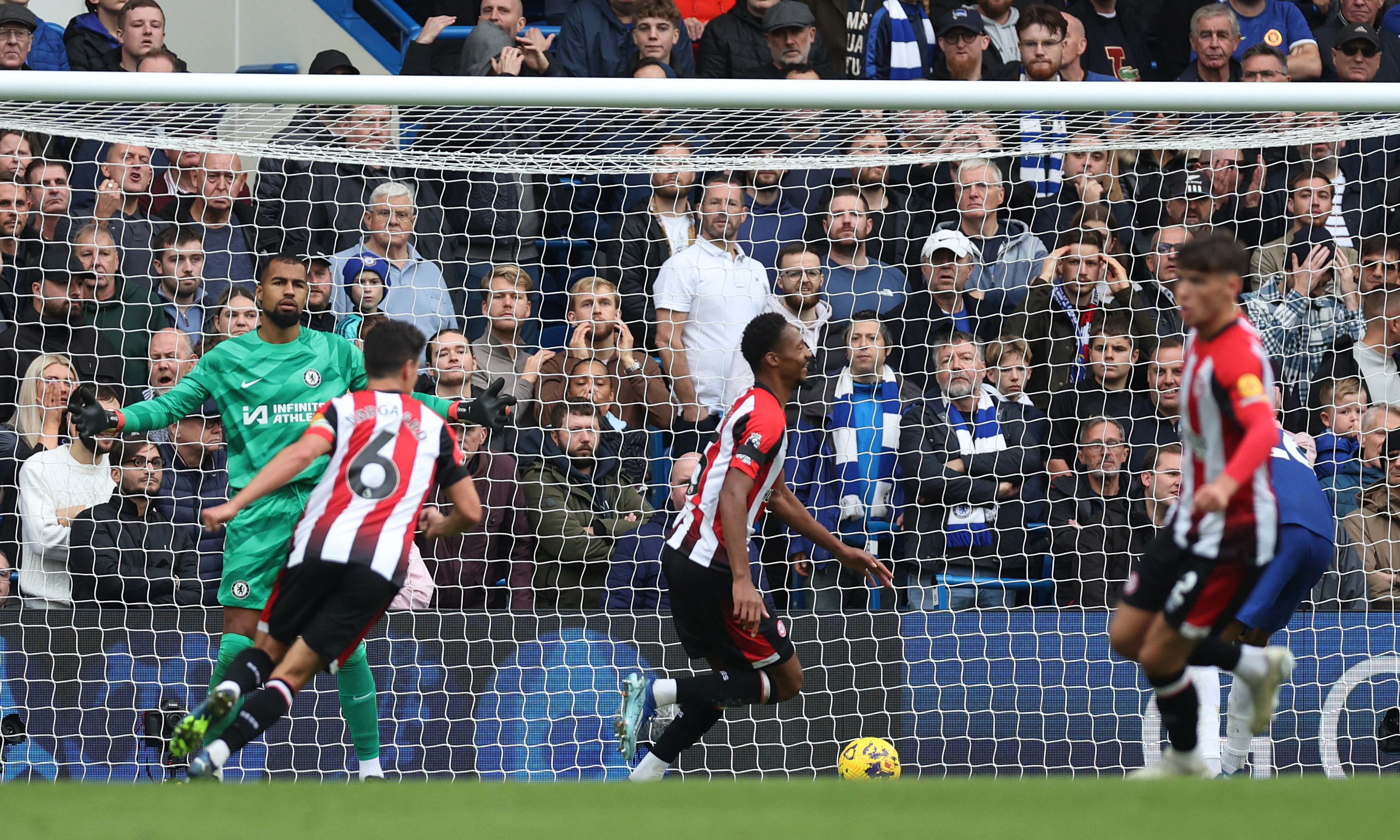 CHELSEA 0-2 BRENTFORD : The Bees stuns the Blues at Stamford Bridge