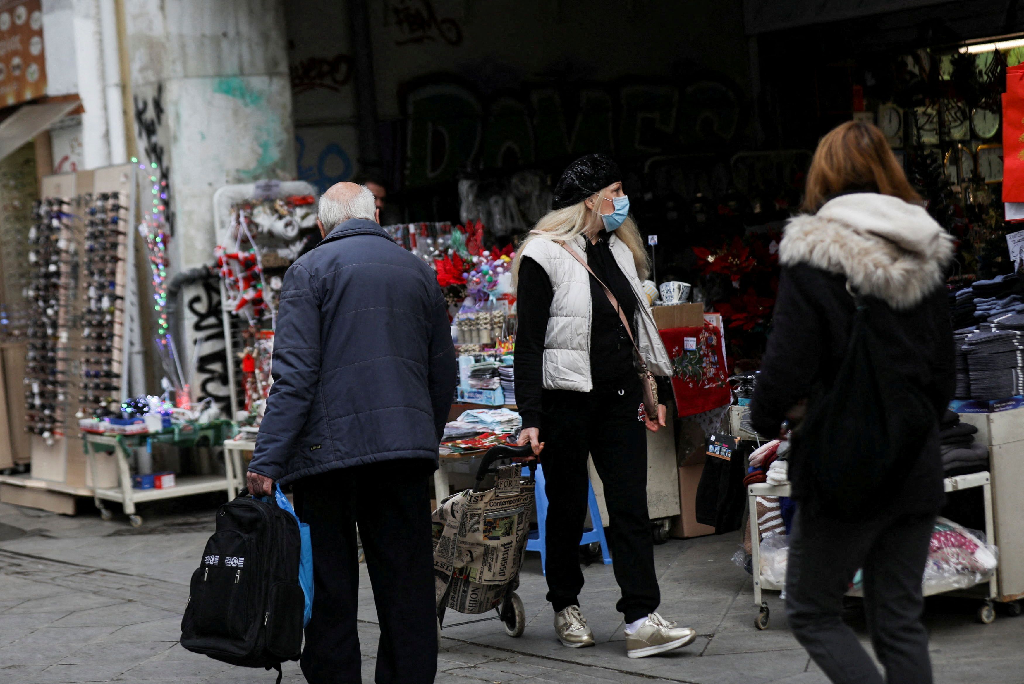People wearing protective face masks shop amid the coronavirus disease (COVID-19) outbreak in Athens, Greece, December 29, 2021. REUTERS/Louiza Vradi