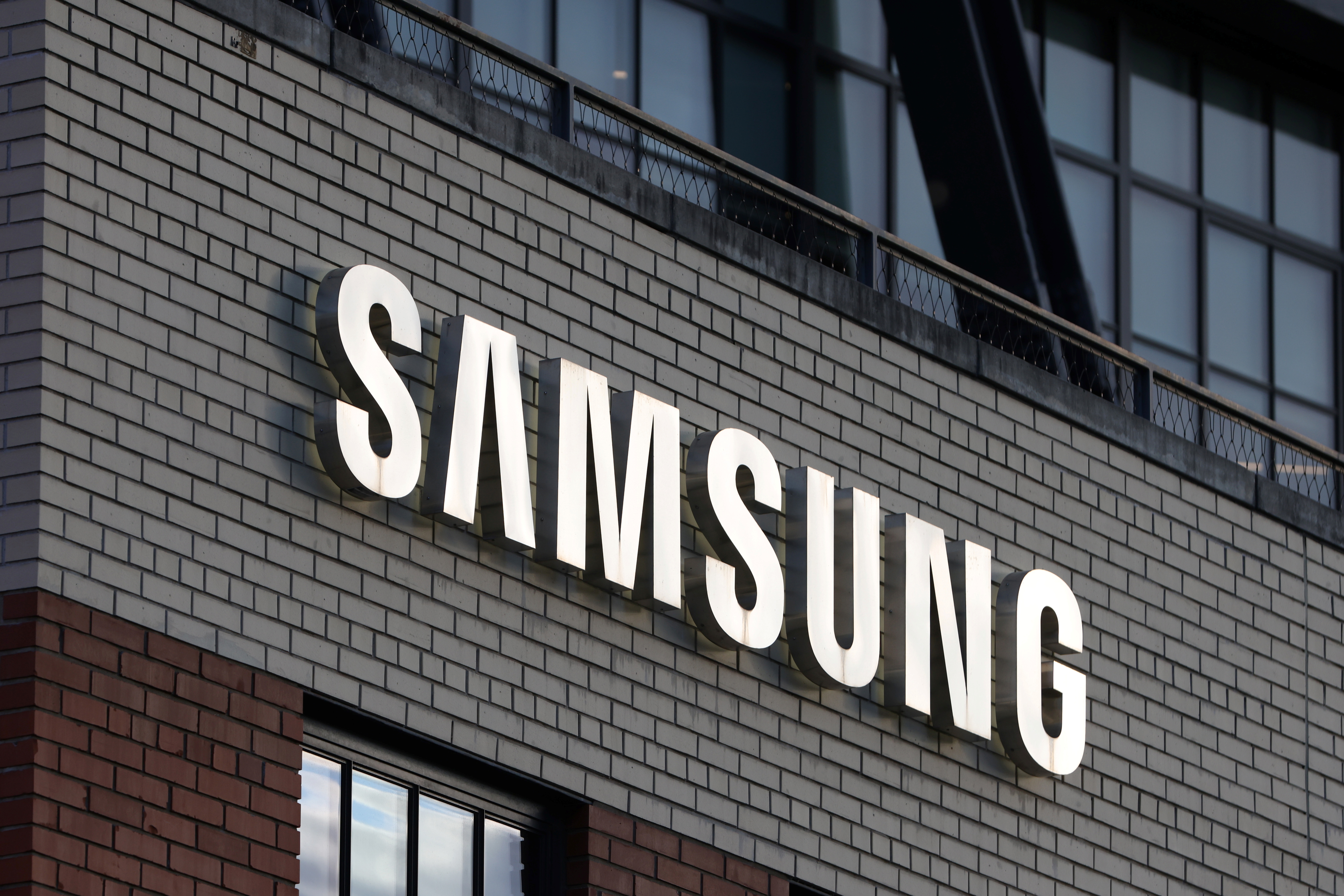 Biển báo được nhìn thấy tại Samsung 837 ở Manhattan, Thành phố New York