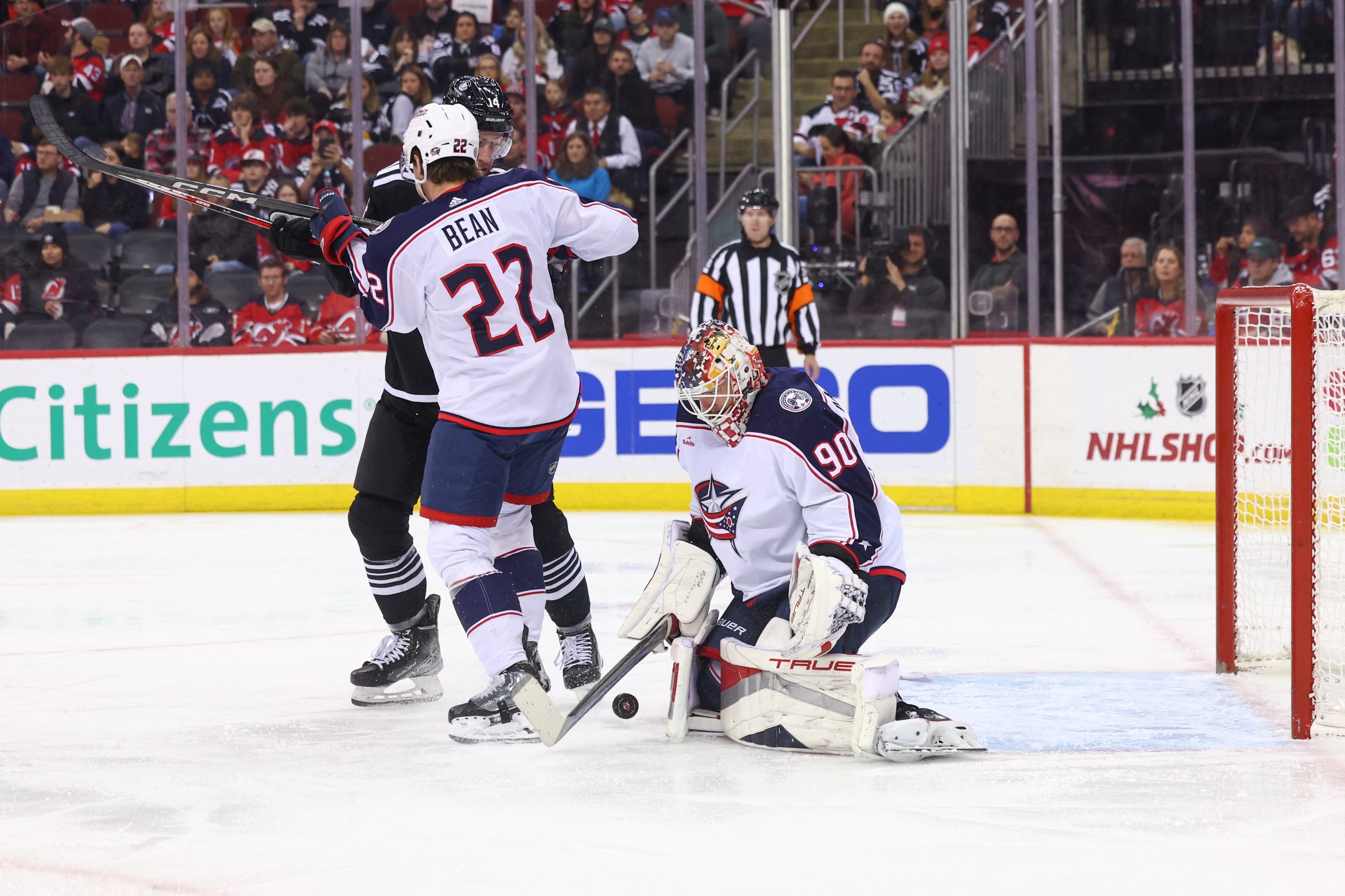 Blue Jackets end road woes by edging Devils | Reuters