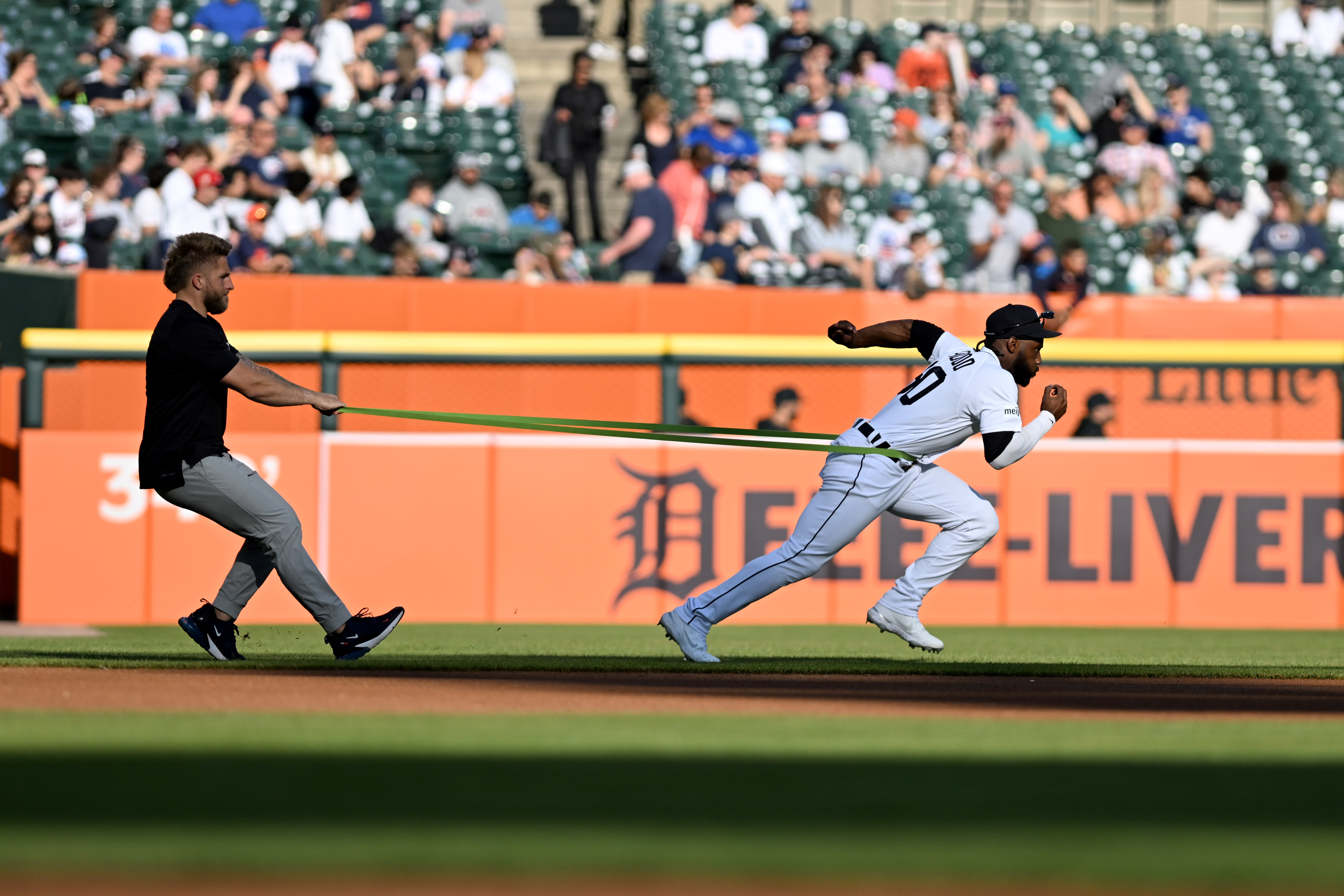 White Sox score early and often, rout Tigers