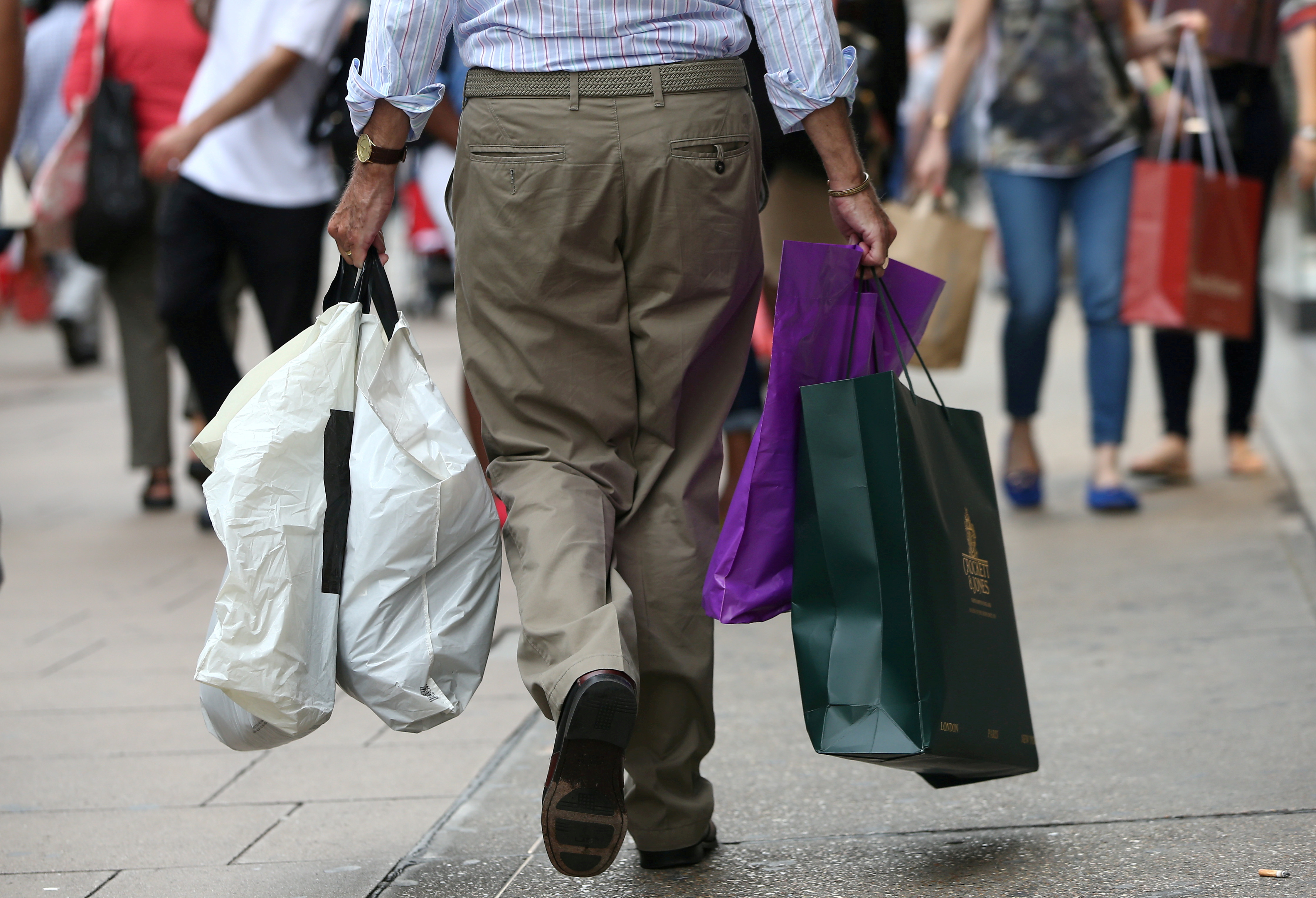 UK shopper numbers dip for third straight week on wet weather