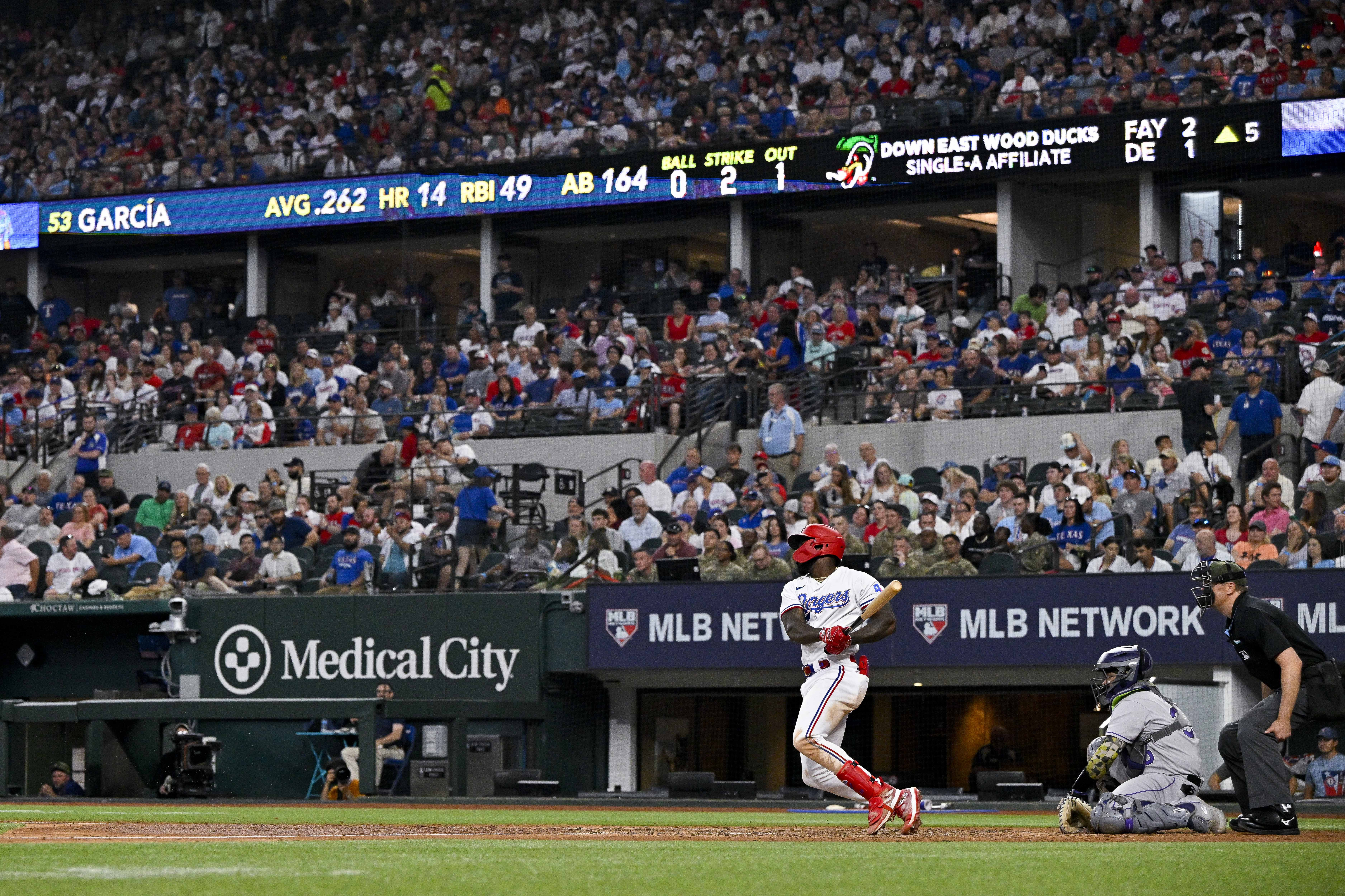 Rangers' offense explodes in 11-5 victory over Rockies