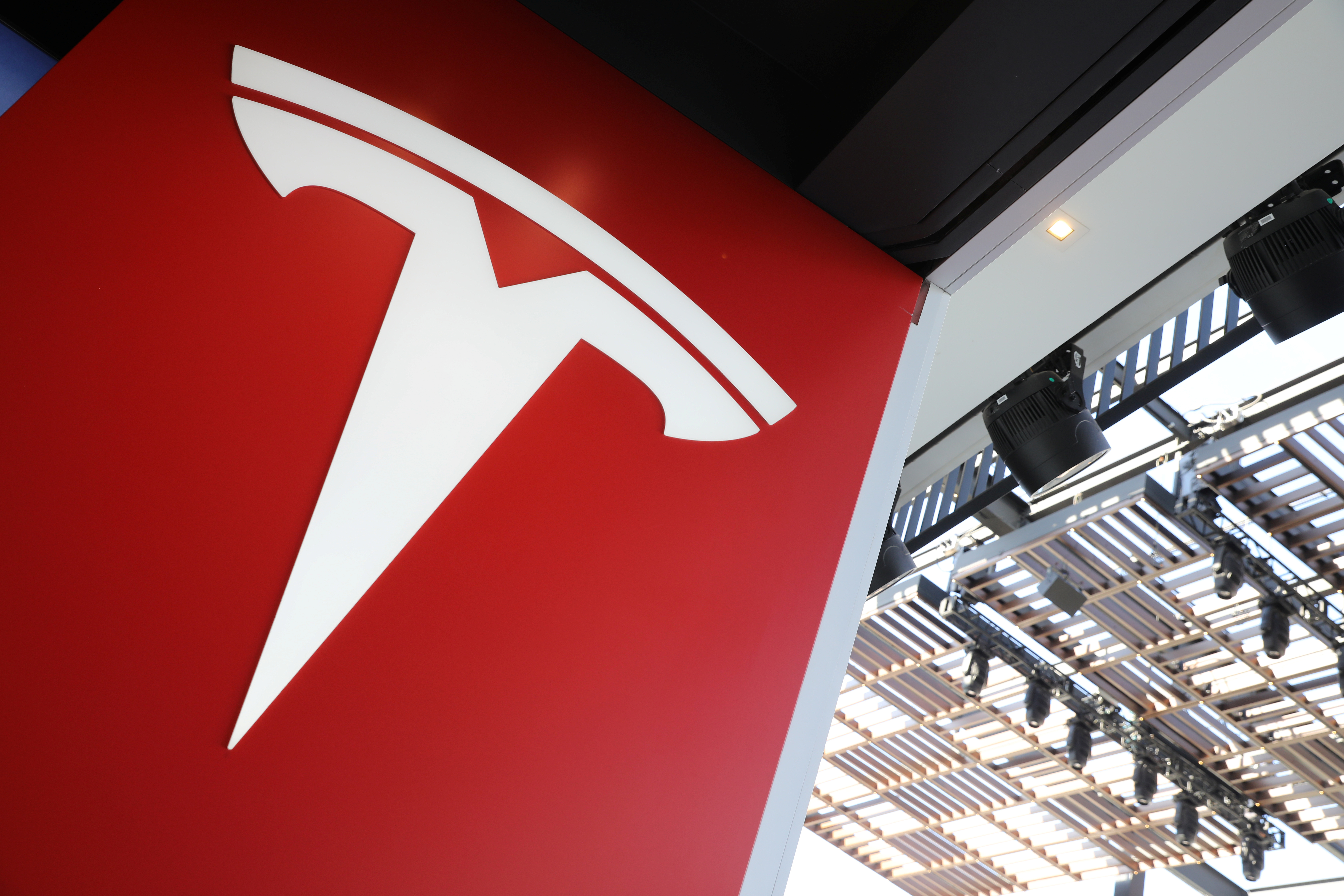 Un logo Tesla est vu à Los Angeles