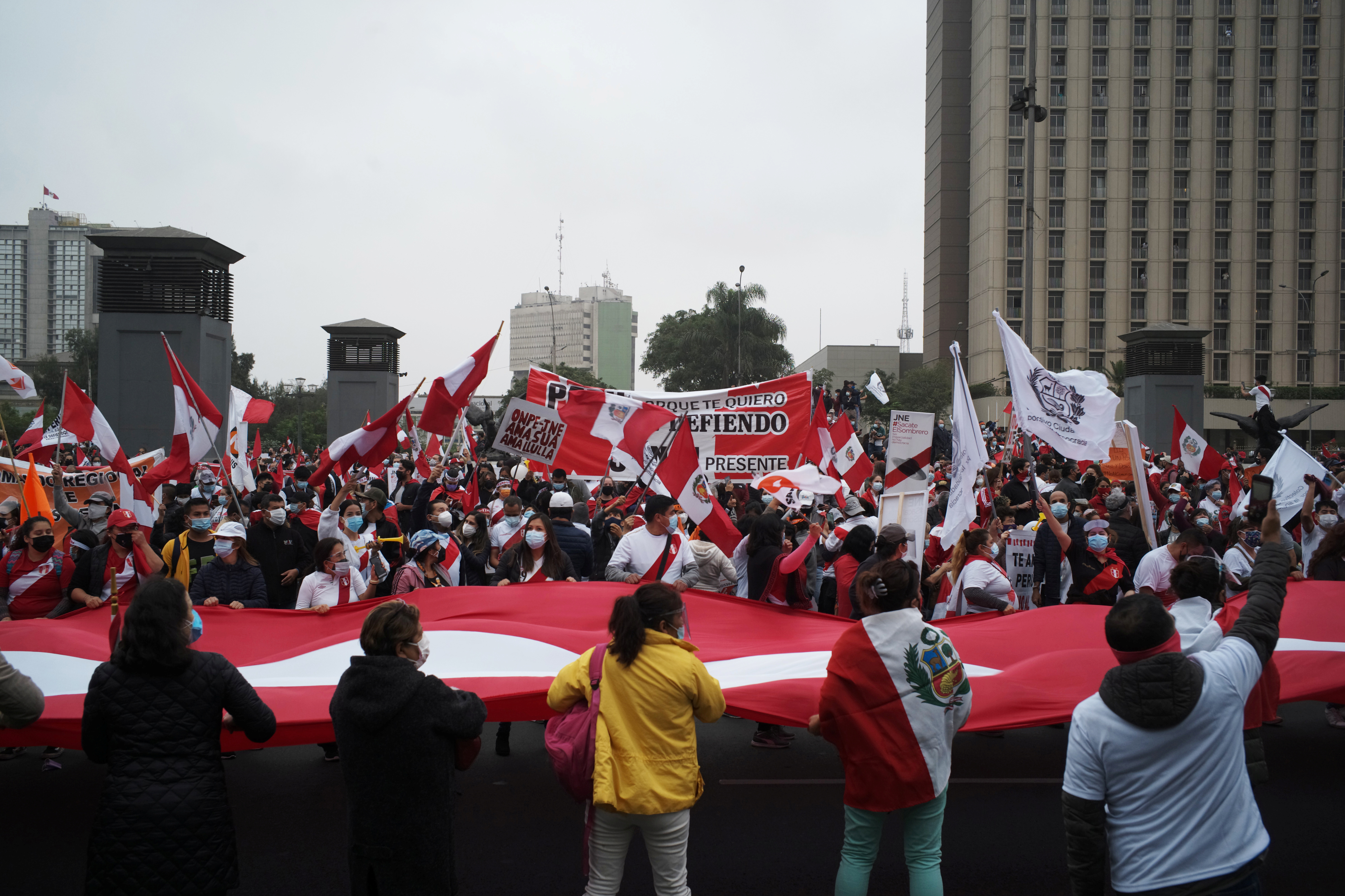 Supporters of Peru's presidential candidate Keiko Fujimori hold Peru's national flag while gathering outside the Palace of Justice, the seat of Peru's Supreme Court, during a demonstration in Lima, Peru June 12, 2021.  REUTERS/Alessandro Cinque