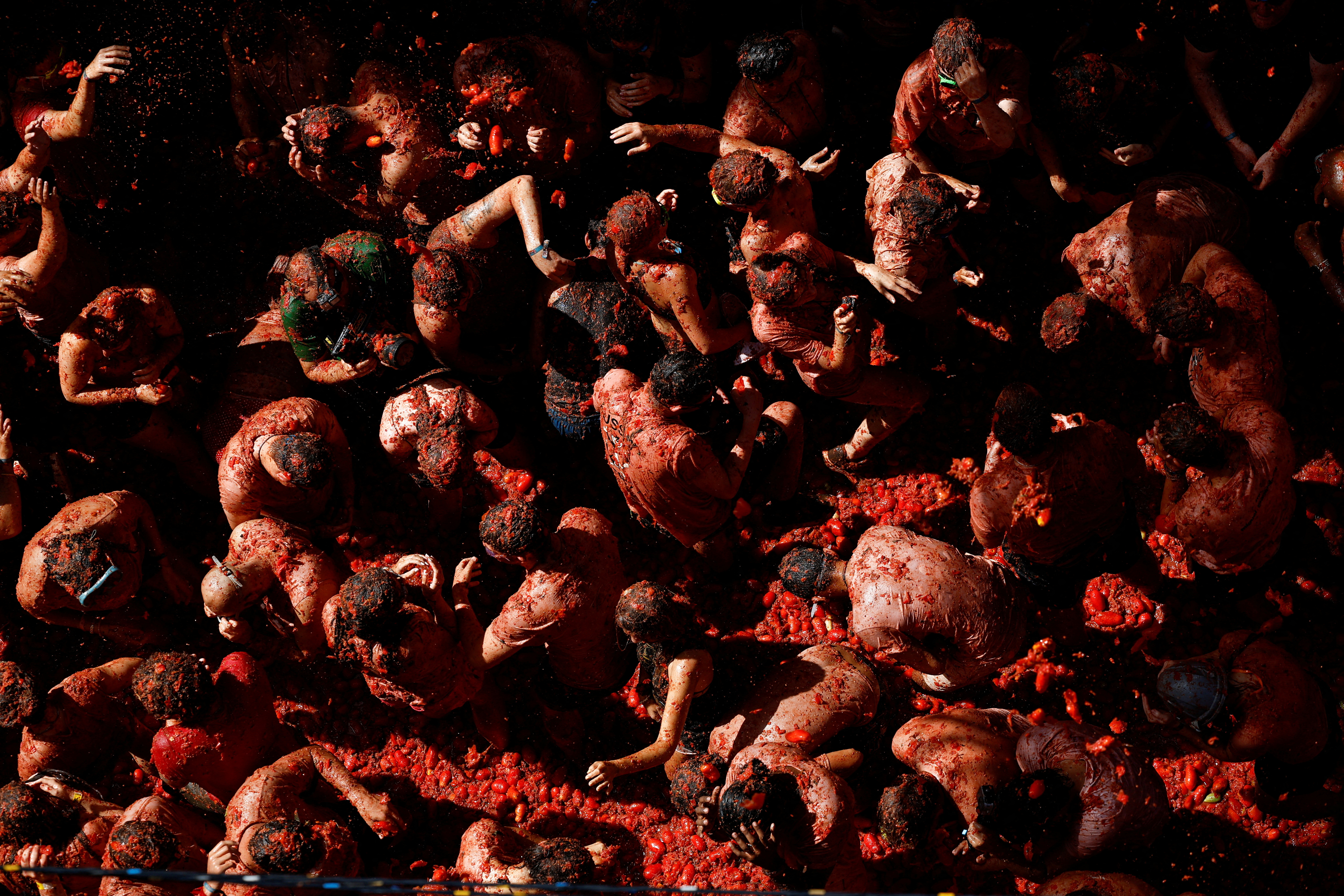 Spain's giant Tomatina tomato fight returns | Reuters