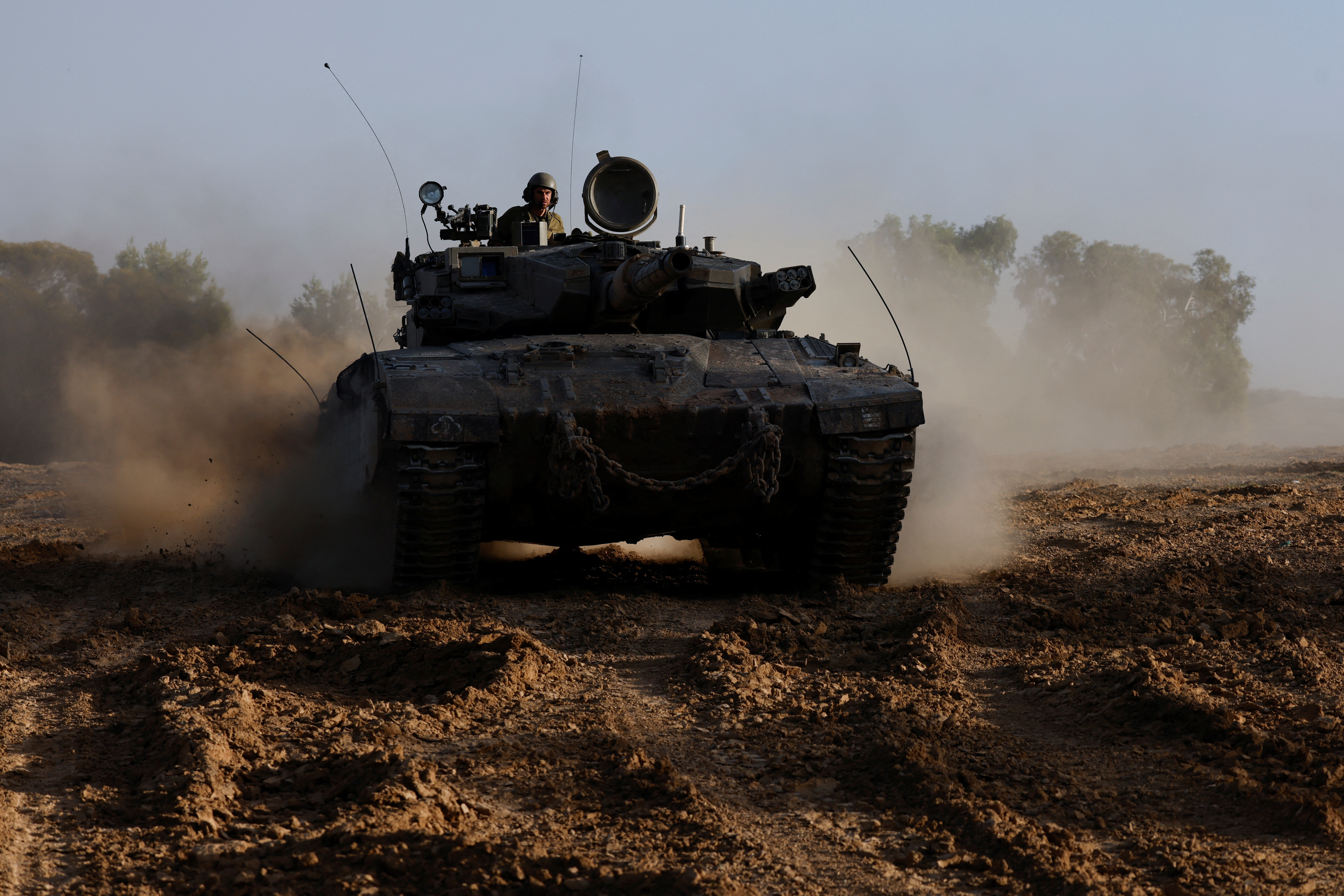 Một cuộc diễn tập xe tăng của Israel, trong bối cảnh xung đột đang diễn ra giữa Israel và nhóm Hamas của người Palestine, gần biên giới của Israel với Gaza ở miền nam Israel