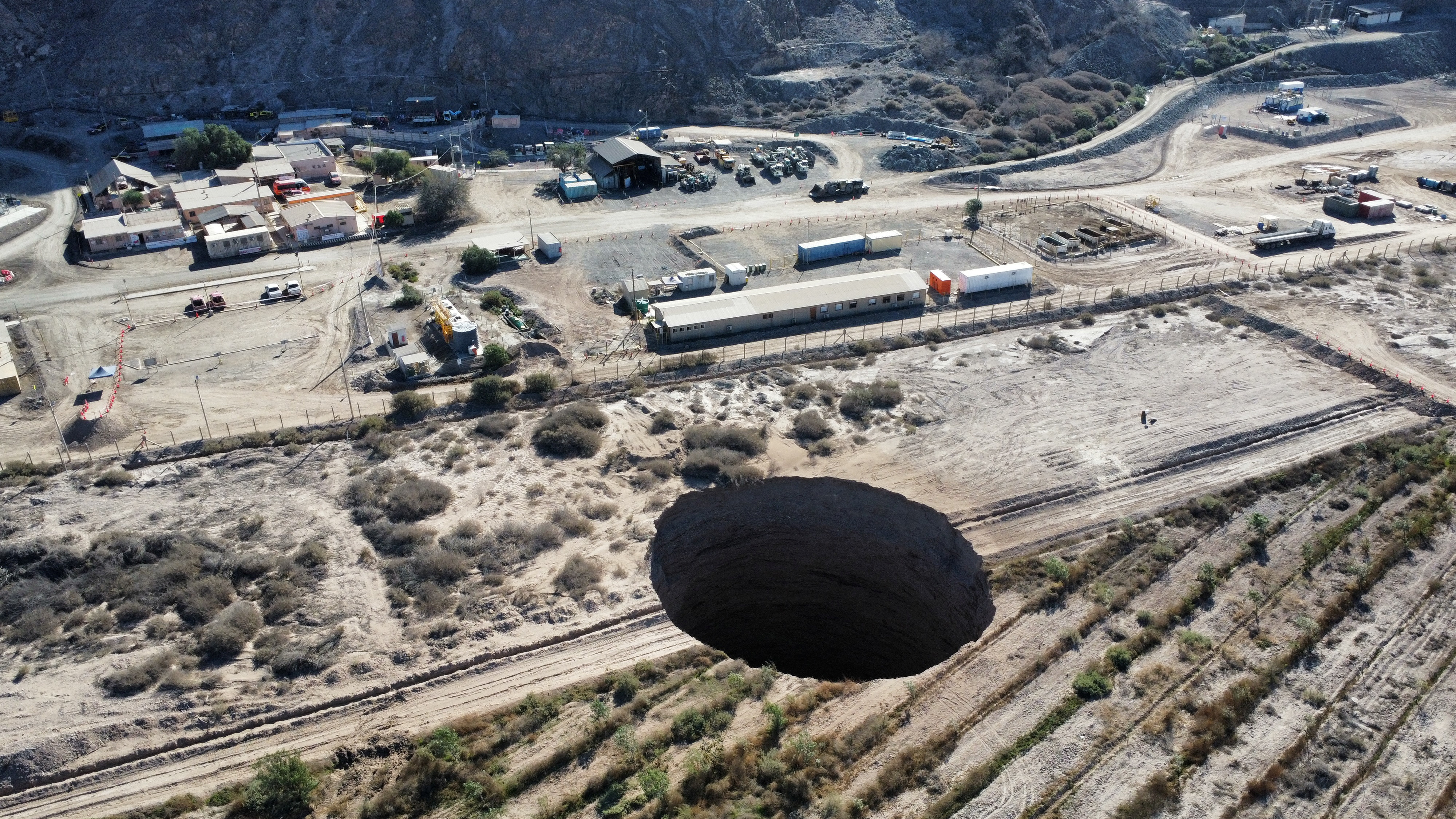 Một hố sụt bị lộ ra vào tuần trước đã tăng gấp đôi kích thước, gần thị trấn Tierra Amarilla, ở Copiapo
