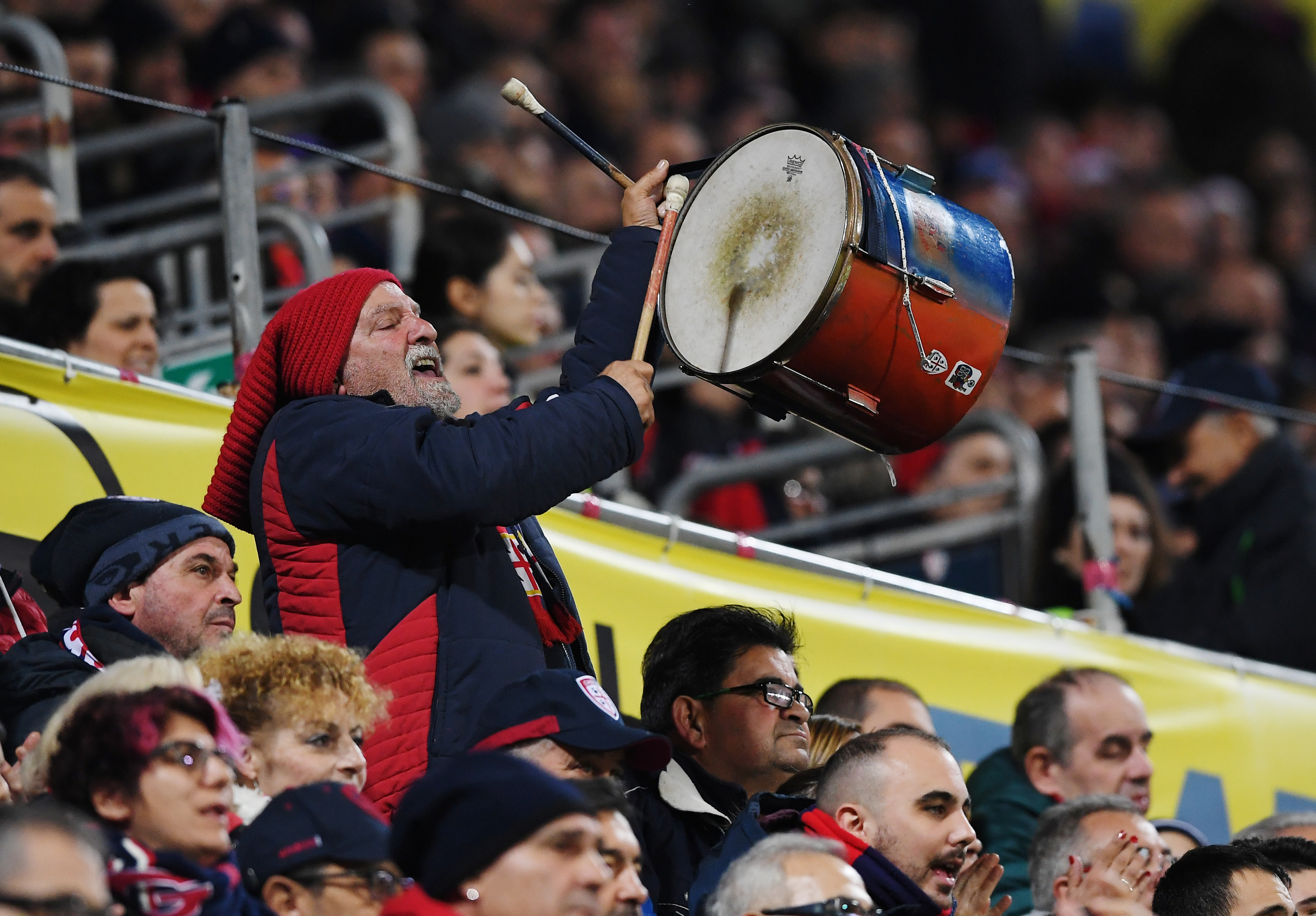 O Bari arrancou o empate em Cagliari aos 51 do 2° tempo e decidirá o acesso  à Serie A no San Nicola