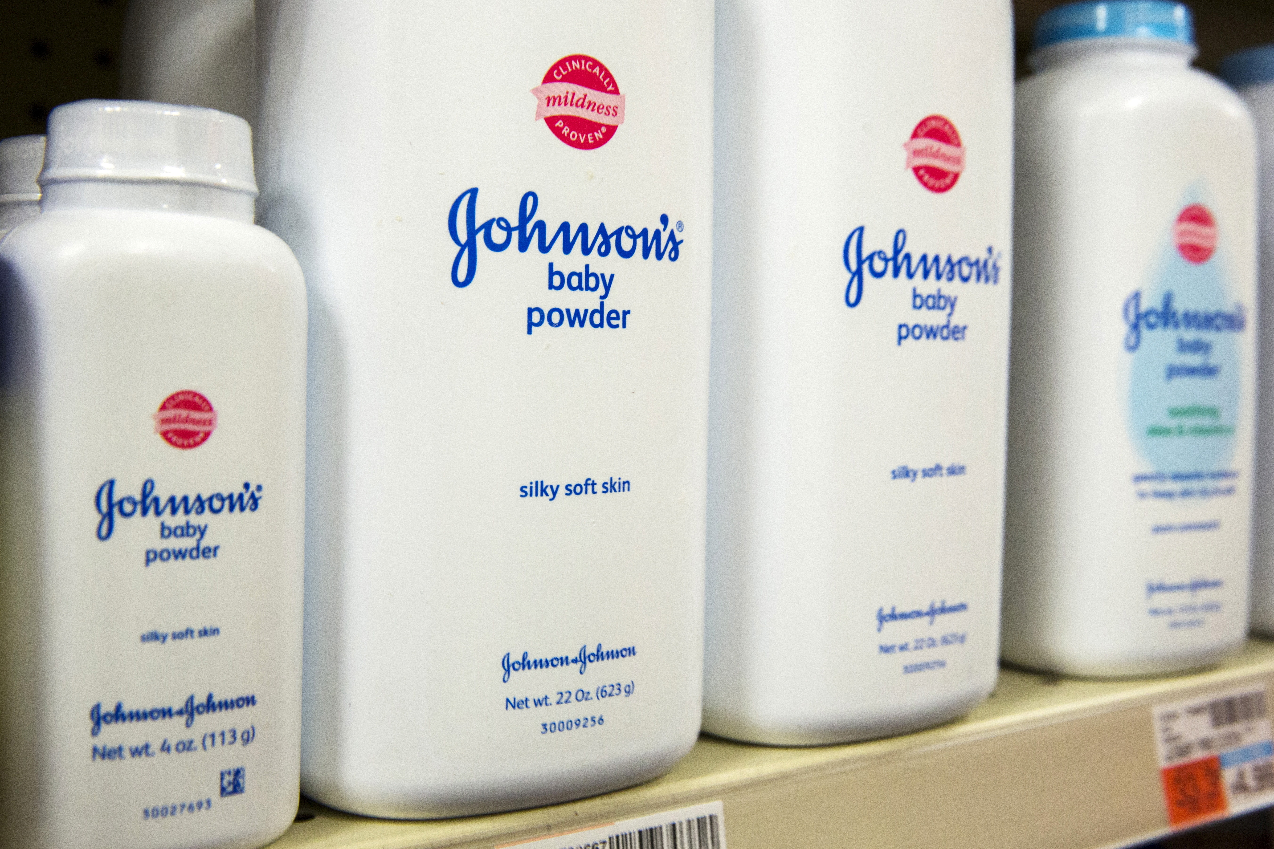 Bottles of Johnson & Johnson baby powder line a drugstore shelf in New York October 15, 2015.  REUTERS/Lucas Jackson//File Photo
