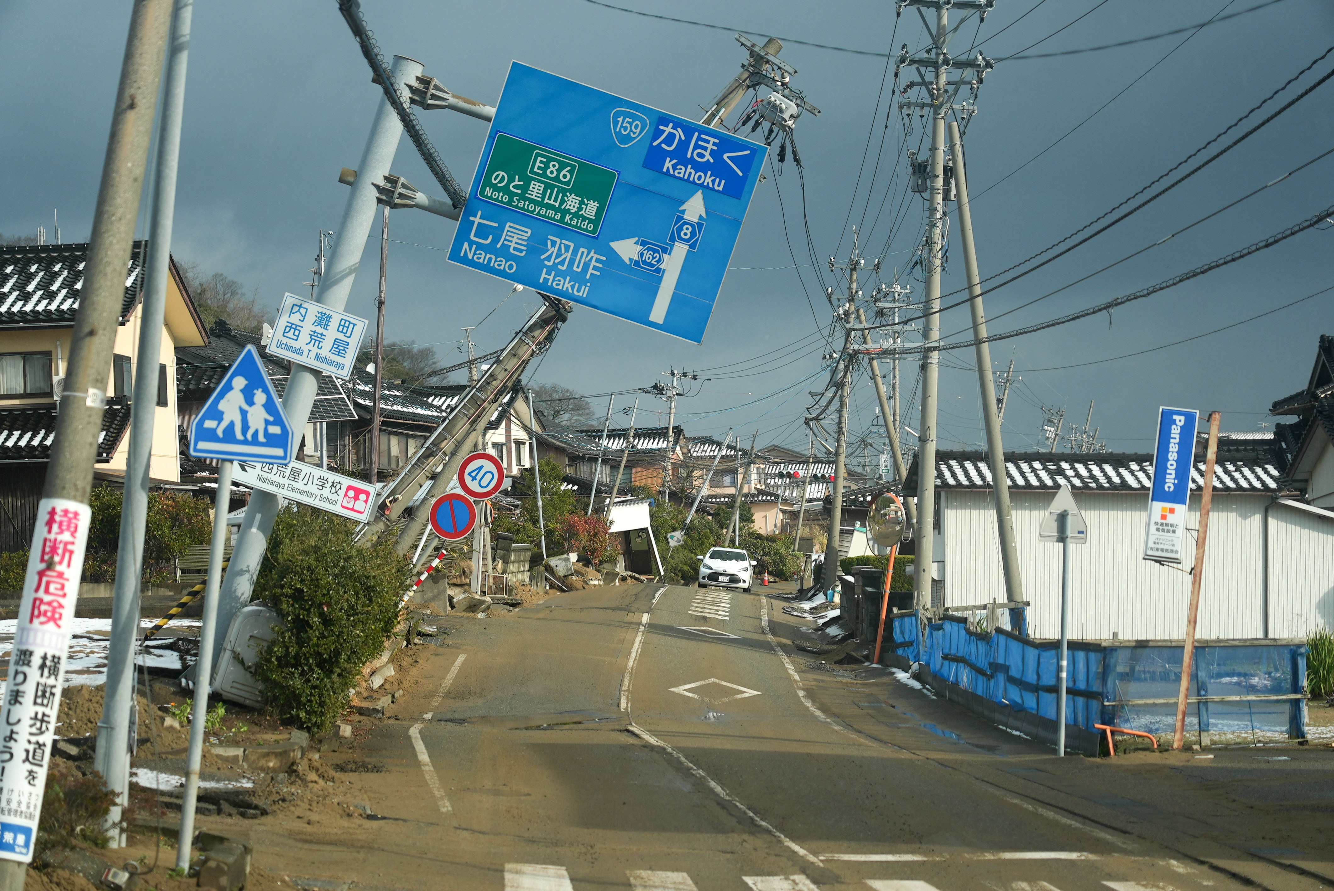 Japan quake survivors, without power or water, seek news on 