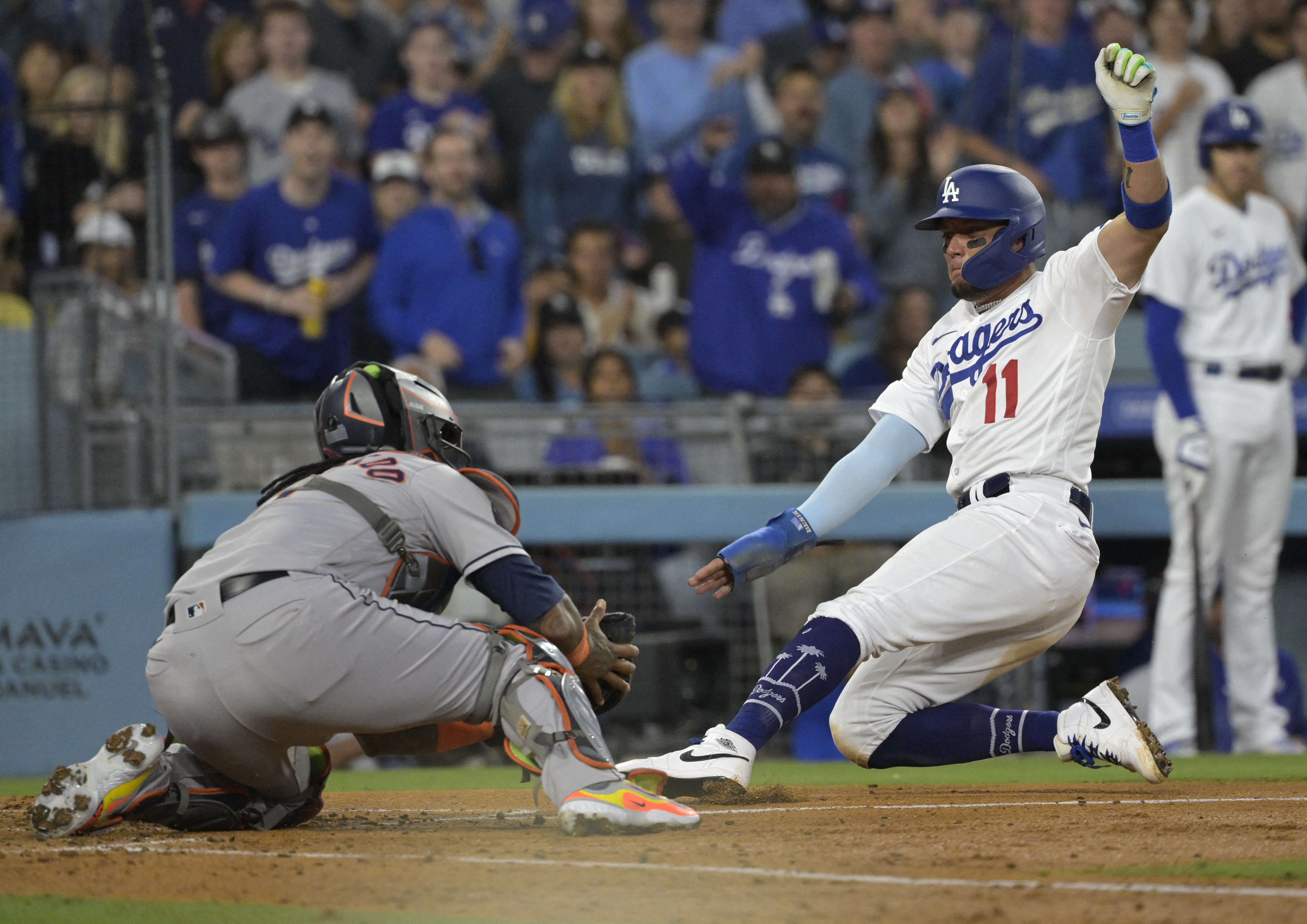 Mookie Betts' leadoff blast sparks Dodgers' win over Astros