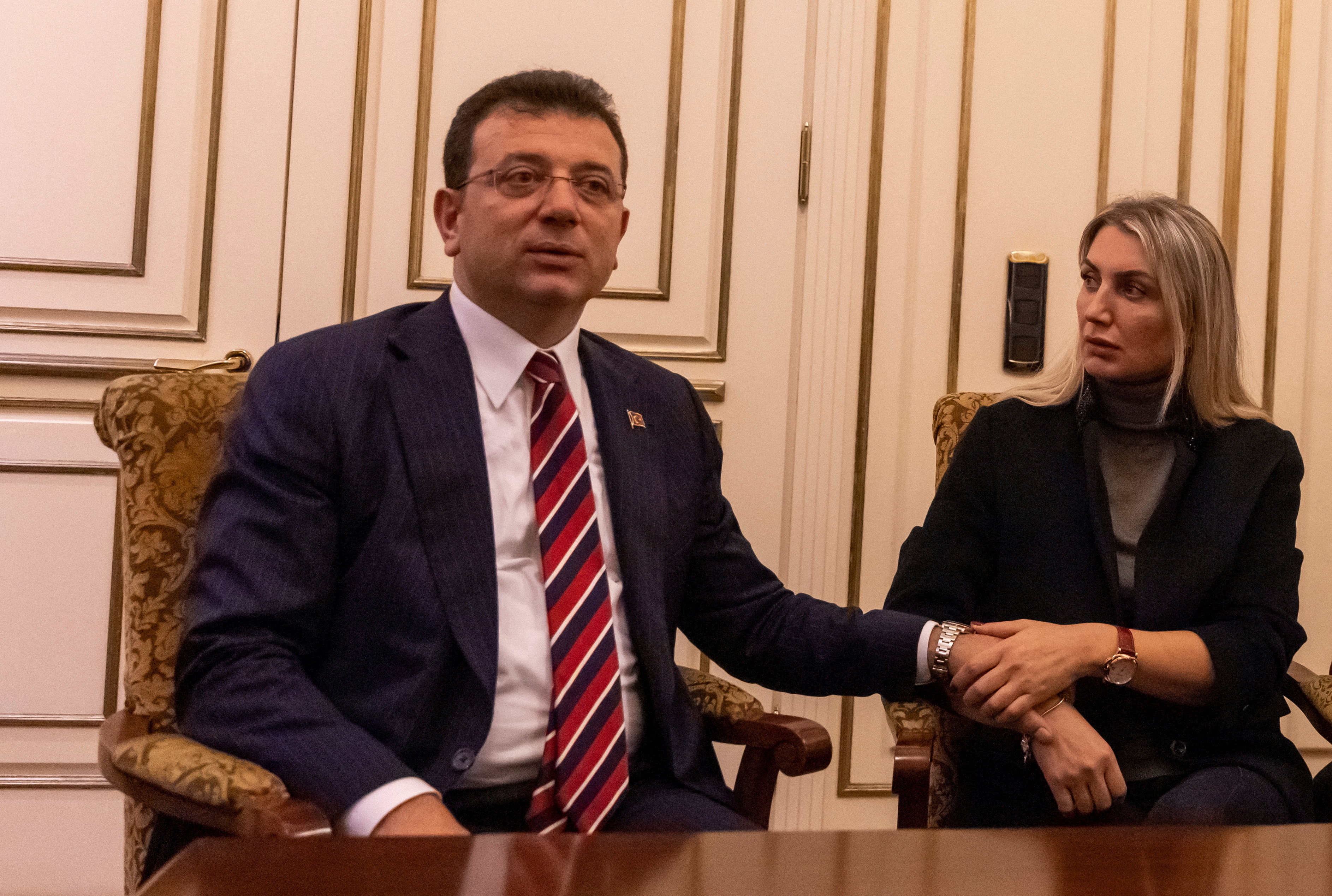 イスタンブールのエクレム・イマモグル市長と妻のディレク氏がイスタンブールの市長のオフィスに座る