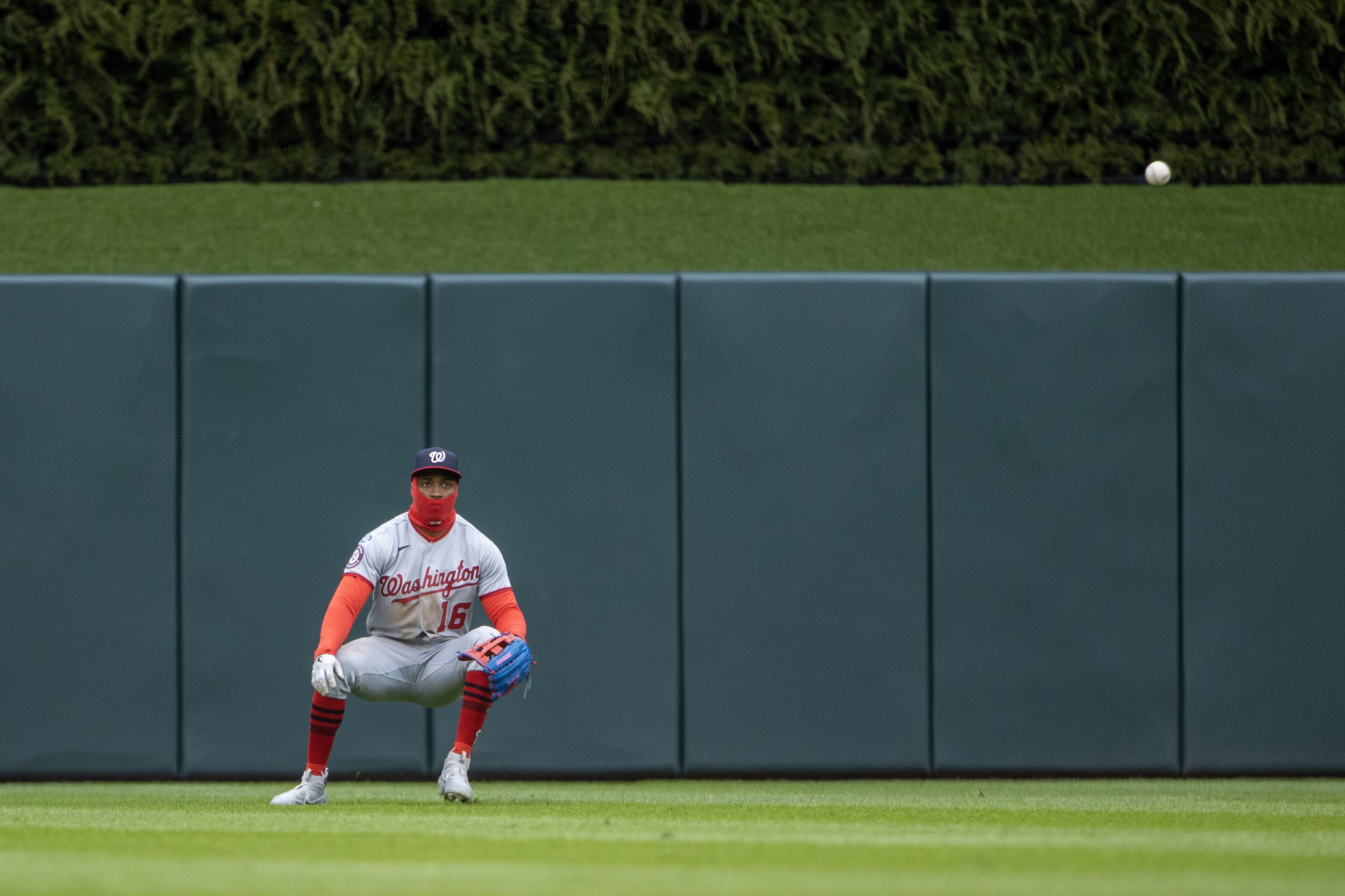 Nationals strike early, pull away to rout Twins