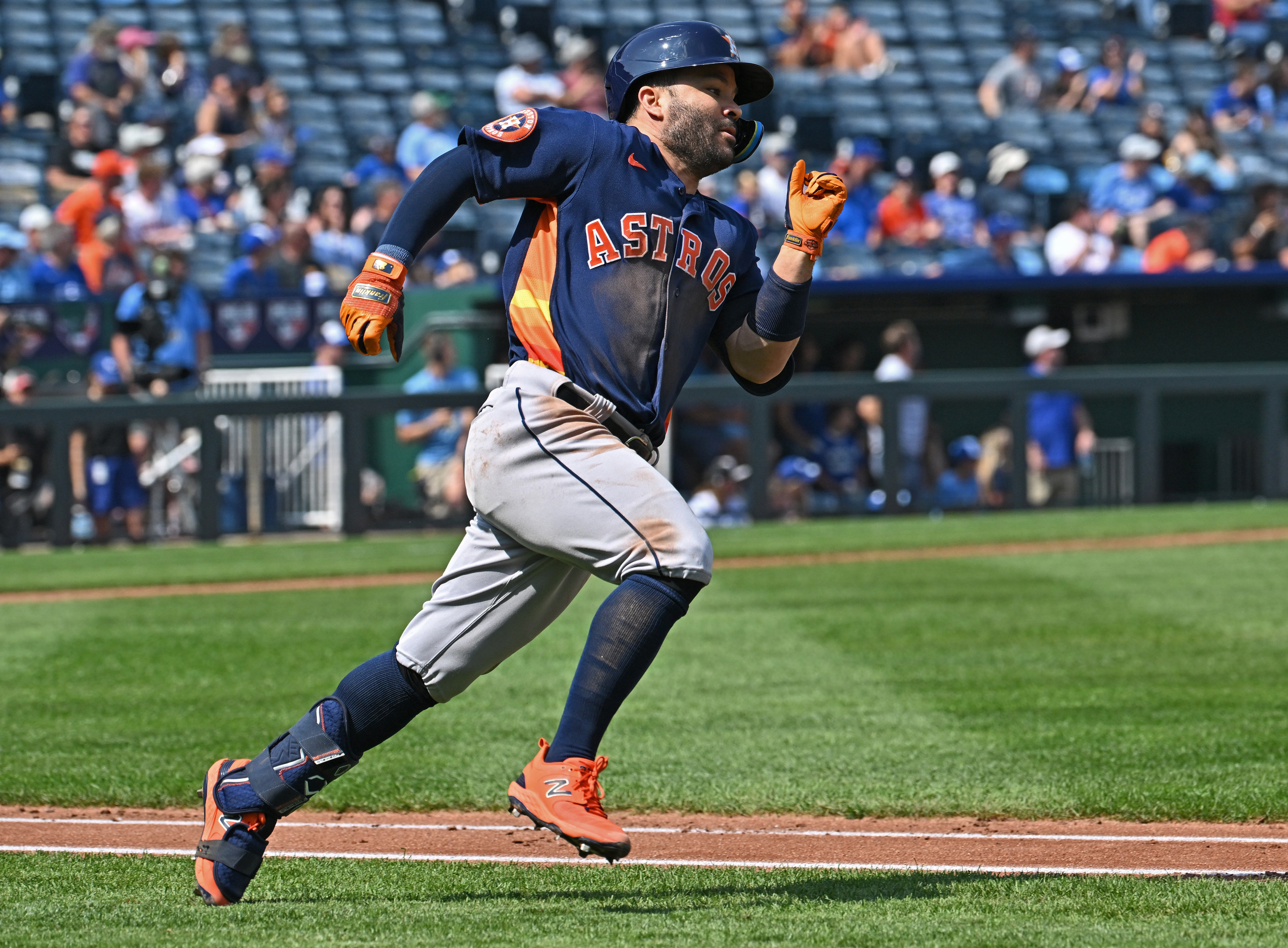 Astros bounce back to end Royals' four-game win streak